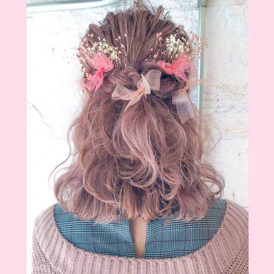 MOMOKOさんのインスタグラム写真 - (MOMOKOInstagram)「・ pink hair×ドライフラワー×リボン🎀🌸💕 ・ 卒業式・成人式にオススメ💐💞 ・ ♡こちらのような卒業式や成人式のヘアセット ▷¥11300 (高校生♡20%off 大学・専門学生♡10%off) ・ 早朝のヘアセットも承っております♡ スタイルや付けるヘアアクセサリーにより 料金・施術時間が変わりますので、 ヘアセットに関してのご相談は お店に一度お電話頂けたら嬉しいです☎︎💕 ‌・ 結婚式のお呼ばれヘアセットなどもぜひ💓 フルアップ▷¥7700 ハーフアップ▷¥5700 巻きのみ▷¥4600 (高校生♡20%off 大学・専門学生♡10%off) ・ #shima#shimaaoyama#shima_momoko  #ヘアアレンジ#ヘアセット #結婚式#結婚式ヘア#結婚式ヘアセット #成人式#成人式ヘア#成人式ヘアセット  #卒業式#卒業式ヘア#卒業式ヘアセット#ももセット」3月23日 22時04分 - momoko_girly