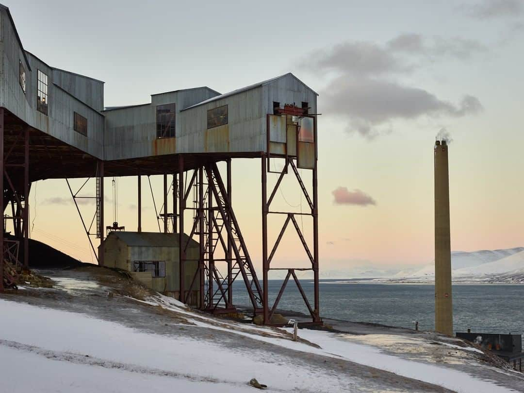 National Geographic Travelさんのインスタグラム写真 - (National Geographic TravelInstagram)「Photo by @paoloverzone |  The Taubanesentralen, part of the former mining facilities in Longyearbyen Svalbard, Norway. The coal mining industry on Svalbard developed during the early 20th century. While working in Svalbard I was impressed by the beauty of this installations with the colors changing depending on the light. @thephotosociety  #svalbard #norway #climatechange #arctic #longyearbyen #coal Follow @paoloverzone for more photos and stories」3月23日 22時04分 - natgeotravel