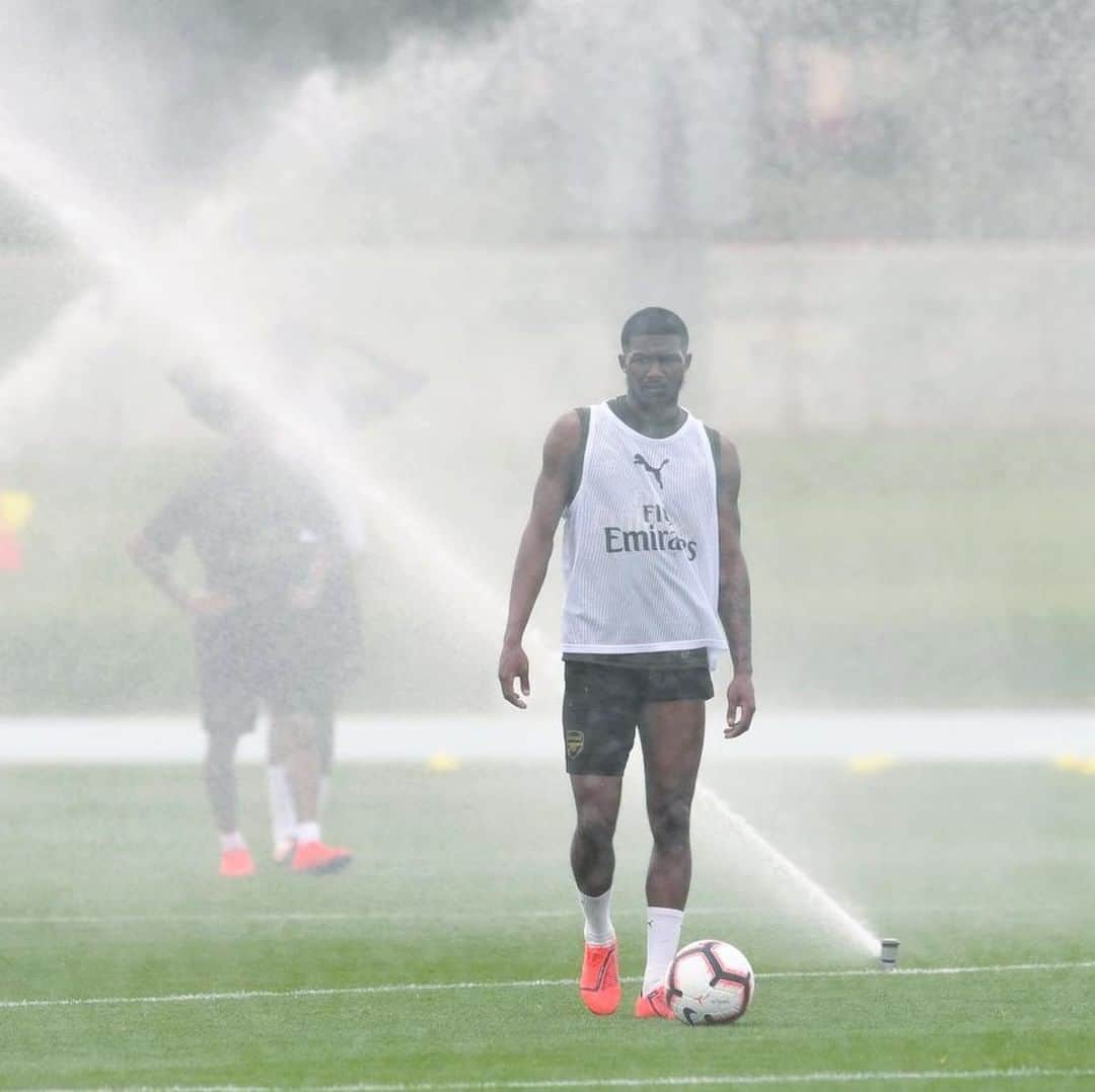 アーセナルFCさんのインスタグラム写真 - (アーセナルFCInstagram)「When it's so hot you gotta train with the sprinklers on 🌞⁣ ⁣ #ArsenalInDubai #Arsenal #AFC #Ainsley #AMN #training」3月23日 22時05分 - arsenal