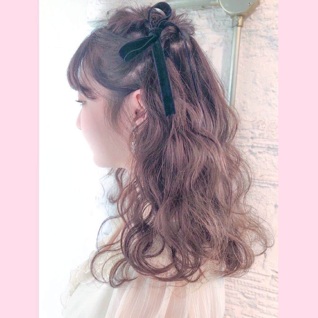 MOMOKOさんのインスタグラム写真 - (MOMOKOInstagram)「・ 高校の卒業式ヘアアレンジ🎓🌸 ・ #参戦ヘア にも良さそう🥺💕 ・ ・ 早朝のヘアセットも承っております♡ スタイルや付けるヘアアクセサリーにより 料金・施術時間が変わりますので、 ヘアセットに関してのご相談は お店に一度お電話頂けたら嬉しいです☎︎💕 ‌・ 結婚式のお呼ばれヘアセットなどもぜひ💓 フルアップ▷¥7700 ハーフアップ▷¥5700 巻きのみ▷¥4600 (高校生♡20%off 大学・専門学生♡10%off) ・ #shima#shimaaoyama#shima_momoko  #ヘアアレンジ#ヘアセット #結婚式#結婚式ヘア#結婚式ヘアセット #成人式#成人式ヘア#成人式ヘアセット  #卒業式#卒業式ヘア#卒業式ヘアセット#ももセット」3月23日 22時07分 - momoko_girly