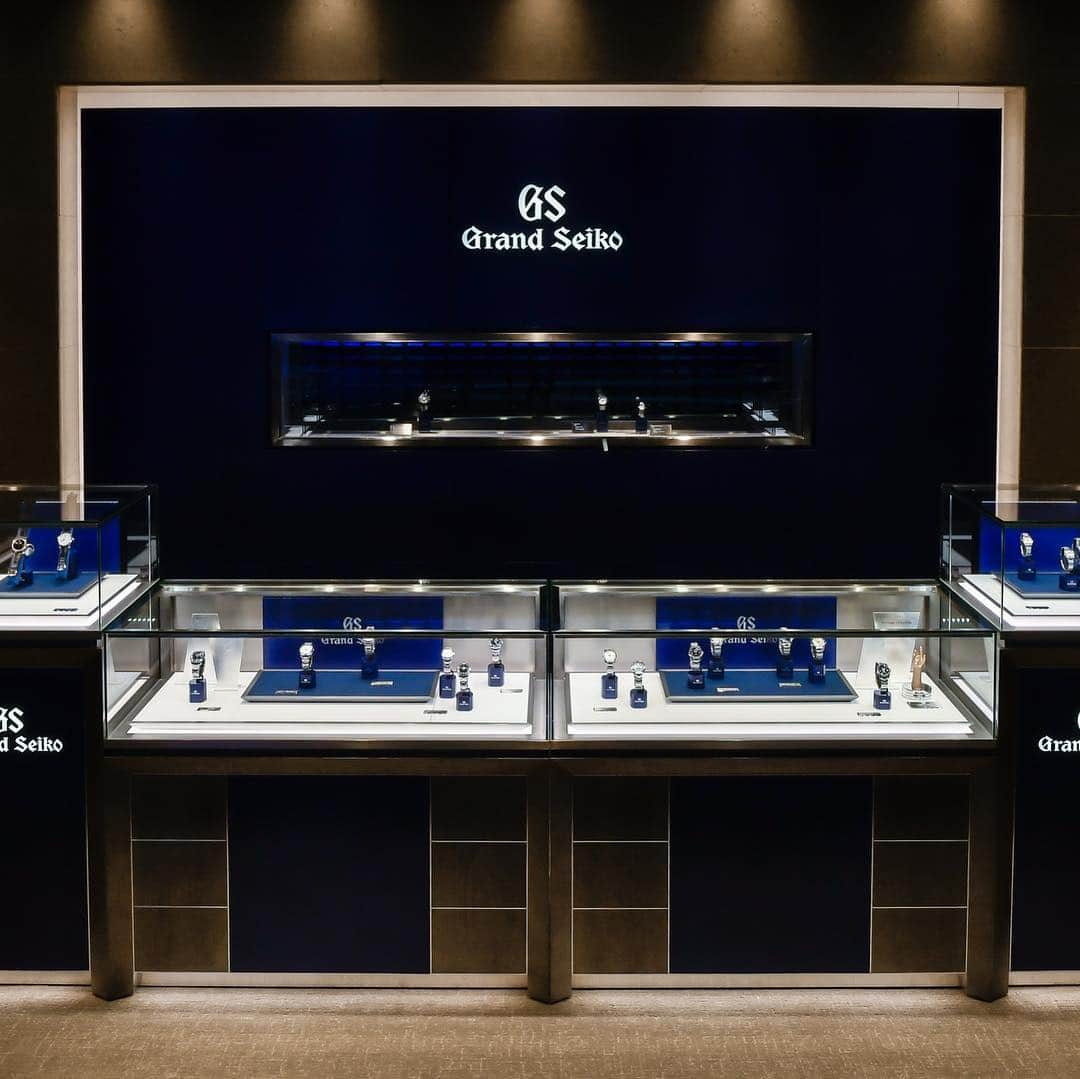 Grand Seiko Official instagramさんのインスタグラム写真 - (Grand Seiko Official instagramInstagram)「BASELWORLD2019のグランドセイコースタンドには、新モデルだけでなく多彩なコレクションが展示されています。 中央のケースに展示されているのは王道のフォルム、視認性と質感へのこだわりを具現化したヘリテージコレクションです。  #baselworld #baselworld2019 #grandseiko #gs #watch #heritagecollection #craftsmanship」3月23日 22時12分 - grandseikojapan