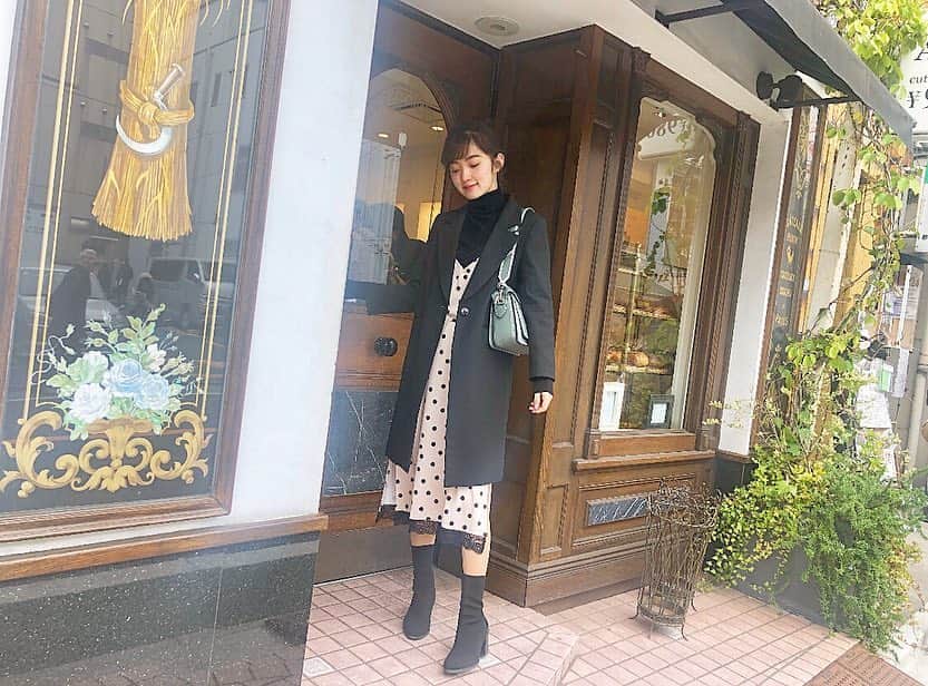 のインスタグラム：「きょうのふく❤︎ だいすきなケーキ屋さんにて☺︎ .  outer #snidel  inner #uniqlo  onepiece #zara  shoes #daiana  bag #charlesandkeith  寒い日は黒きがち、、、 春ぽかぽかになったらパステルカラーな服 沢山きたいな٩(^‿^)۶」