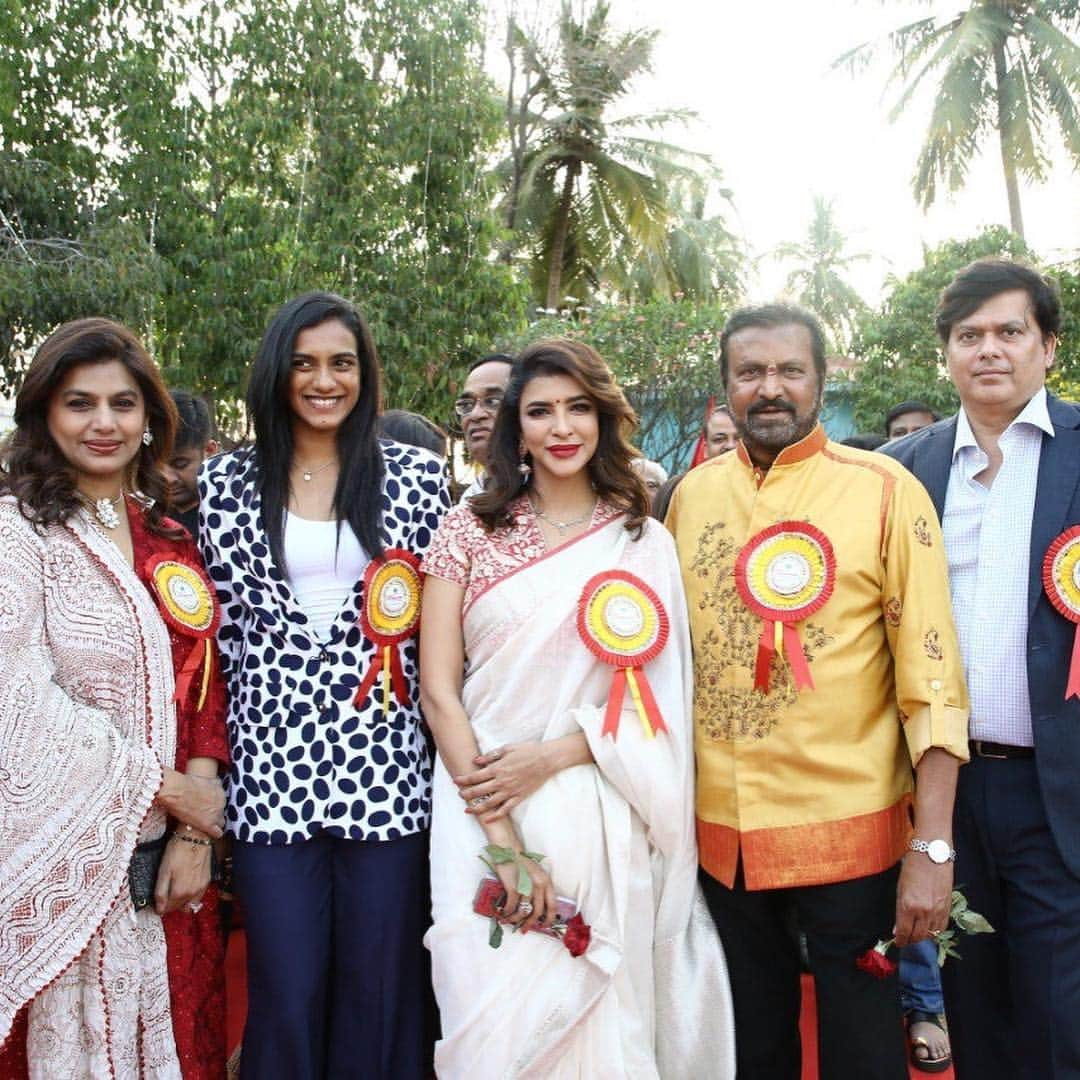 シンドゥ・プサルラさんのインスタグラム写真 - (シンドゥ・プサルラInstagram)「Wearing @parul_j_maurya 👗styled by @talukdarbornali for the  annual celebrations of @ividyanikethan institutions at Tirupati as a chief guest . I must say it’s been a wonderful experience visiting the beautiful campus and I thank @themohanbabu sir for inviting me and also thank @lakshmimanchu @vishnumanchu @manojkmanchu 🤗  #fun#latepost#sreevidyanikethan#beautifulcampus#annualcelebrations#crazydance🙈#😀😀」3月23日 22時15分 - pvsindhu1