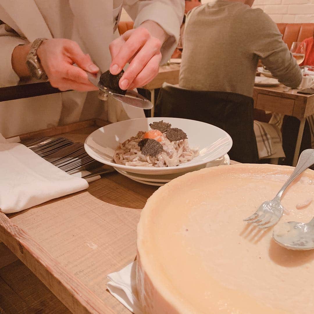 長谷川怜華さんのインスタグラム写真 - (長谷川怜華Instagram)「.. .. cheese祭り♡🧀♡ 今日お誕生日の お友達とdinnerへ♪  誕生日が近いから 2人で食べたいものを 一緒に食べるんです♪  トリュフのカルボナーラが 美味しすぎた、、 いや。全部美味しかった、、♡ #恵比寿 #恵比寿dinner #cheese #チーズ  #cheesetaverncascina #ラクレットチーズ  #モッツァレラチーズ #love #food .. ..」3月23日 22時18分 - hasegawa_reika