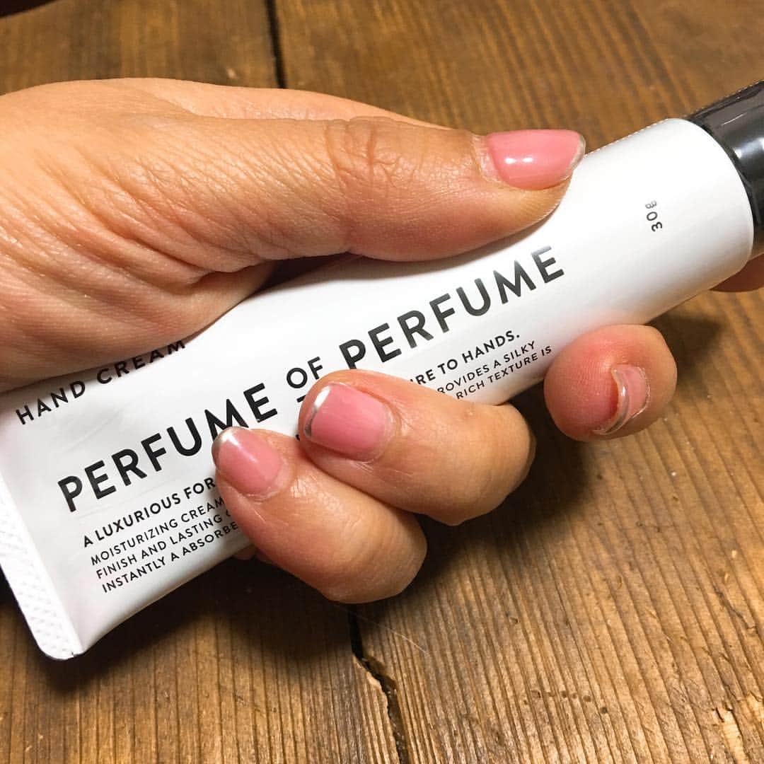 金巻ともこさんのインスタグラム写真 - (金巻ともこInstagram)「Perfumeハンドクリームを手に入れた！これが入るポーチに替えないとなんだけどうーん。 #perfumeofperfume #perfume」3月23日 22時29分 - tomotomoco