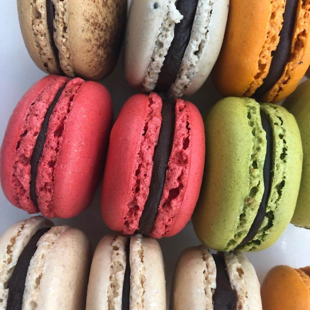 green bean to bar CHOCOLATEさんのインスタグラム写真 - (green bean to bar CHOCOLATEInstagram)「. Macaron✳︎ . 試行錯誤を重ねてきましたが、、、 登場する日はもう近い？！✨ . . #greenbeantobarchocolate  #greenbeantobar #beantobar #chocolat #chocolate #craftchocolate #handmadechocolate #allhandmade #nakameguro #tenjin #cacao #カカオ #グリーンビーントゥバーチョコレート #グリーンビーントゥバー #中目黒  #中目黒カフェ #天神 #天神カフェ #チョコレート #ショコラ #ビーントゥバー #カフェ #クラフトチョコレート #マカロン #macaron」3月23日 22時29分 - greenbeantobar_chocolate