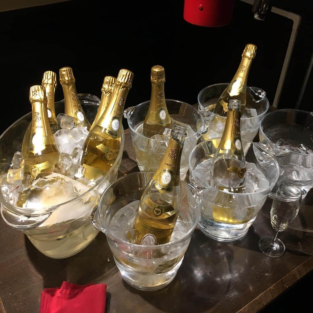 宮上元克さんのインスタグラム写真 - (宮上元克Instagram)「AOS 4REAL TOUR FINAL 終了 今日は美味しいお酒飲みます！ HIROさんのクリスタルの差し入れゴツい！🍾 #aos #aceofspades #4real #tour #final #zeppsapporo」3月23日 22時21分 - motokatsu_dr