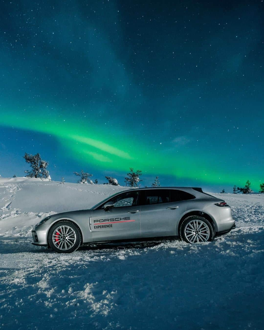 Porscheさんのインスタグラム写真 - (PorscheInstagram)「Change up a gear next winter with Porsche Ice Experience. Improve your driving skills while having fun under the expert guidance of Porsche Experience instructors. Discover more in our current Instagram Story. #Porsche #PorscheIceExperience #Panamera #NorthernLights #Finland (📷: @sebastiankubatz)」3月23日 22時22分 - porsche