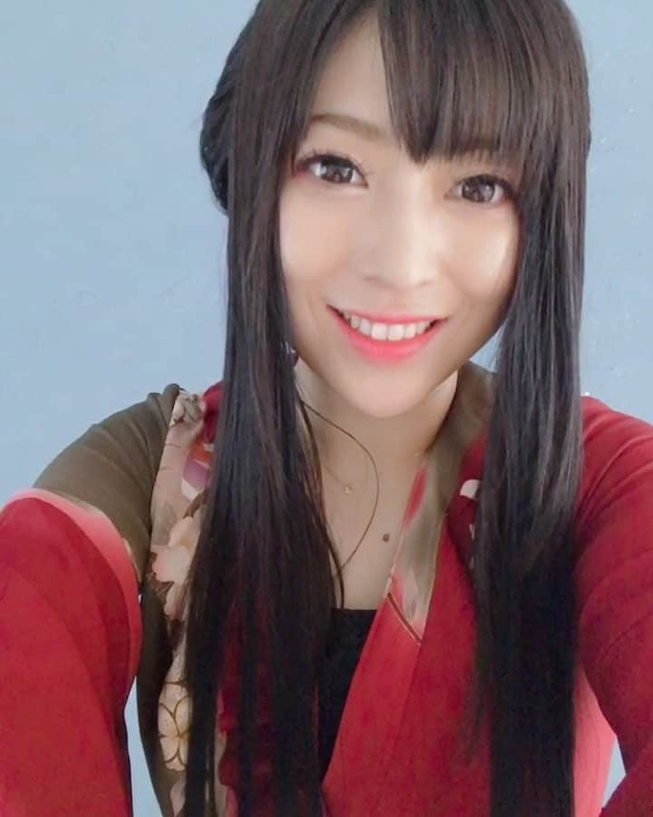 鈴華ゆう子のインスタグラム：「雑誌の取材で、たっぷり話、たっぷり写真を撮りました。 そして、LINE Live、ニコ生、youtube live同時配信ありがとうございました！ 3万5千人以上来て下さったらしいです。 #yukosuzuhana #wagakkiband」