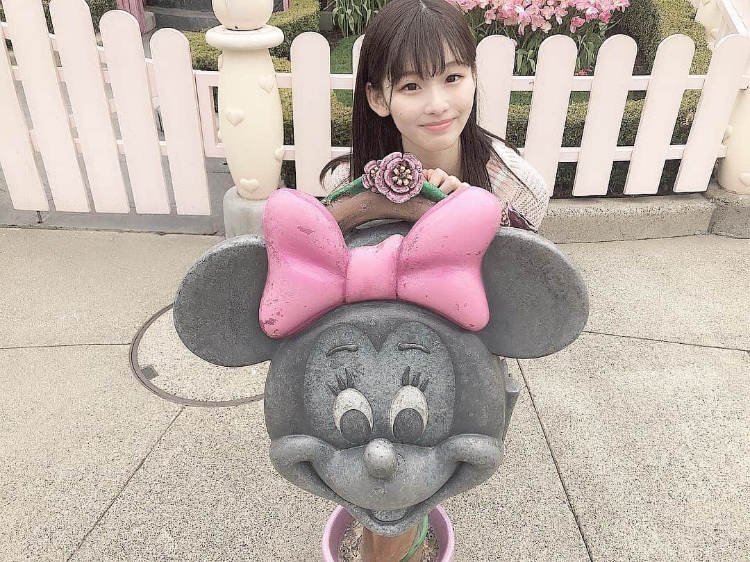 浅井七海さんのインスタグラム写真 - (浅井七海Instagram)「*.﻿ ﻿ 昨日はディズニーランドへ⸜❤︎⸝‍﻿ ﻿ ﻿ ミニーちゃんのおうちの前のポストと﻿ 一緒に写真撮ったよ~~~！！！﻿ ﻿ ミニーちゃんみたいなお家に住めたら﻿ 本当に幸せそうだなあ~~~💭💗﻿ ﻿ ･﻿ ﻿ #ディズニーランド #Disneyland﻿ #ミニーちゃん #お家 #ポスト」3月23日 22時23分 - naamin48_