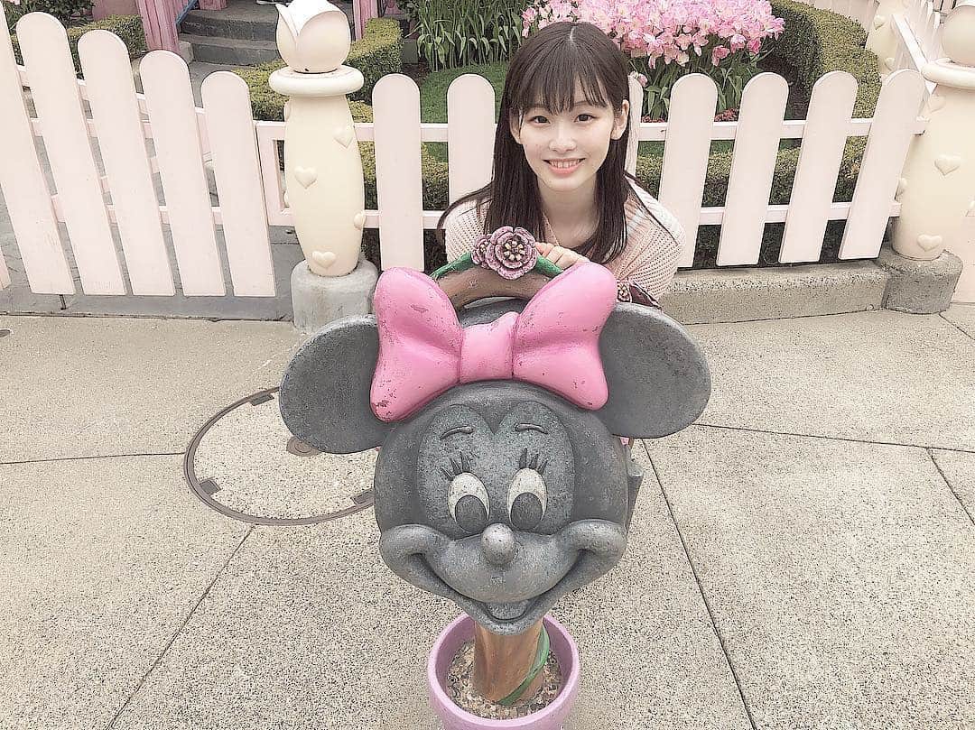 浅井七海さんのインスタグラム写真 - (浅井七海Instagram)「*.﻿ ﻿ 昨日はディズニーランドへ⸜❤︎⸝‍﻿ ﻿ ﻿ ミニーちゃんのおうちの前のポストと﻿ 一緒に写真撮ったよ~~~！！！﻿ ﻿ ミニーちゃんみたいなお家に住めたら﻿ 本当に幸せそうだなあ~~~💭💗﻿ ﻿ ･﻿ ﻿ #ディズニーランド #Disneyland﻿ #ミニーちゃん #お家 #ポスト」3月23日 22時23分 - naamin48_