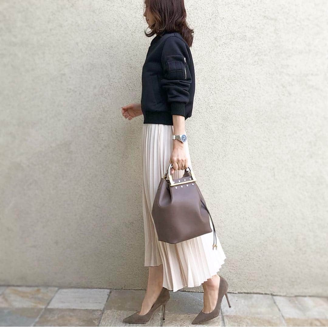 akko3839さんのインスタグラム写真 - (akko3839Instagram)「﻿ ﻿ ﻿ ﻿ black×light beige﻿ ﻿ ﻿ #プリーツロングスカート﻿ 無地も追加﻿ ﻿ ライトベージュいい感じの色味﻿ ﻿ ﻿ ﻿ ﻿ ﻿ ﻿ ﻿ @titivatejp﻿ #titivate#titivatestyle﻿ #ティティベイト﻿ #コーデ#コーディネート」3月23日 22時26分 - akko3839