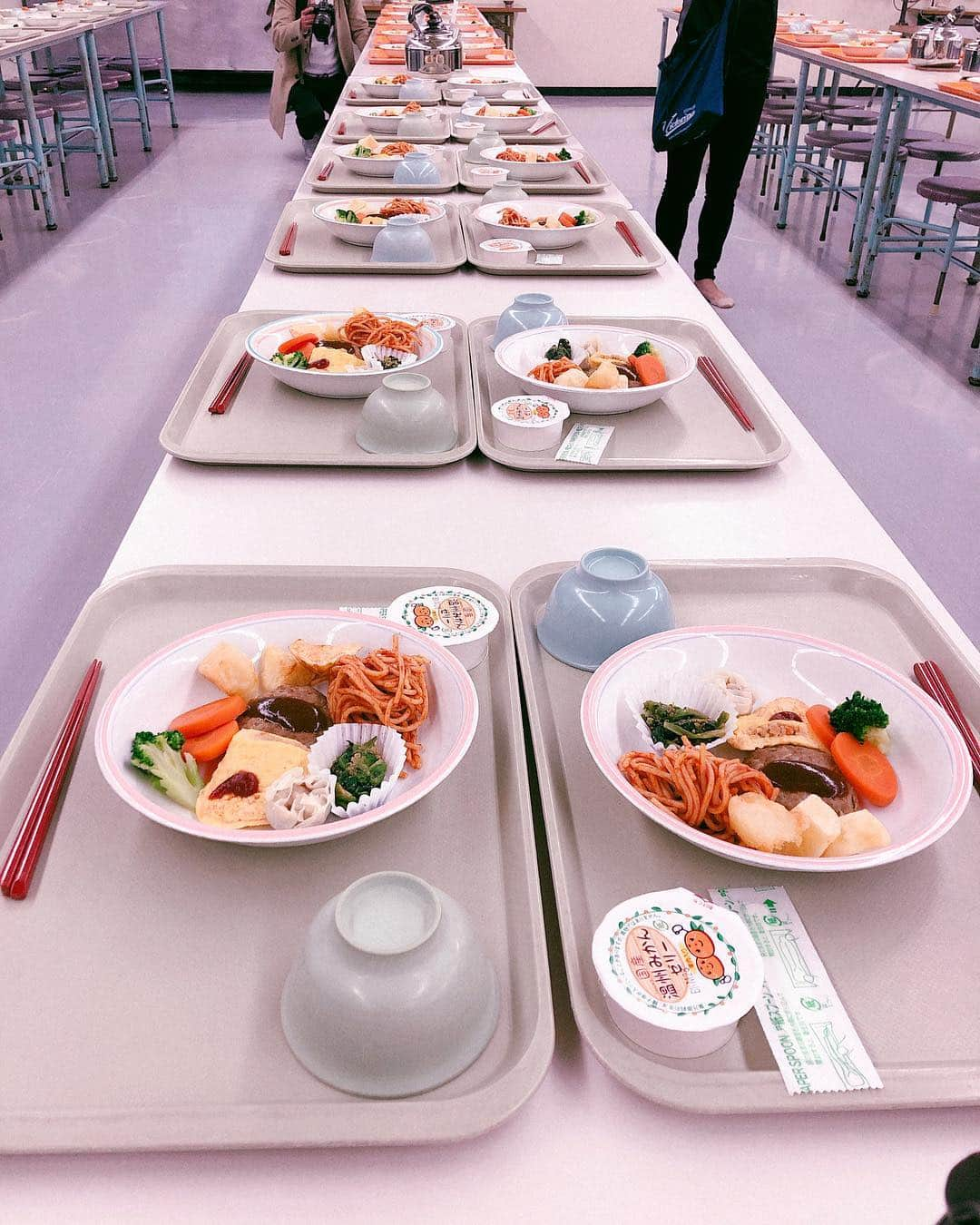 井上香織さんのインスタグラム写真 - (井上香織Instagram)「2019.3.23 久しぶりに学校の給食みたいな食事をいただきました🙏 美味しかったぁ😋 ・ あしたはいよいよ森永乳業杯ツアーオブバレーファイナル。 今年度の締めくくりです(๑˃̵ᴗ˂̵) ・ チームパルテノの選手の後ろ姿♡ 明日最高のパフォーマンスができますように😌🙏♡ #姫路 #ヴィクトリーナドリームス #姫路ヴィクトリーナ #森永乳業杯ツアーオブバレーボール #中学生 #合宿 #一泊二日」3月23日 22時29分 - kaorin888