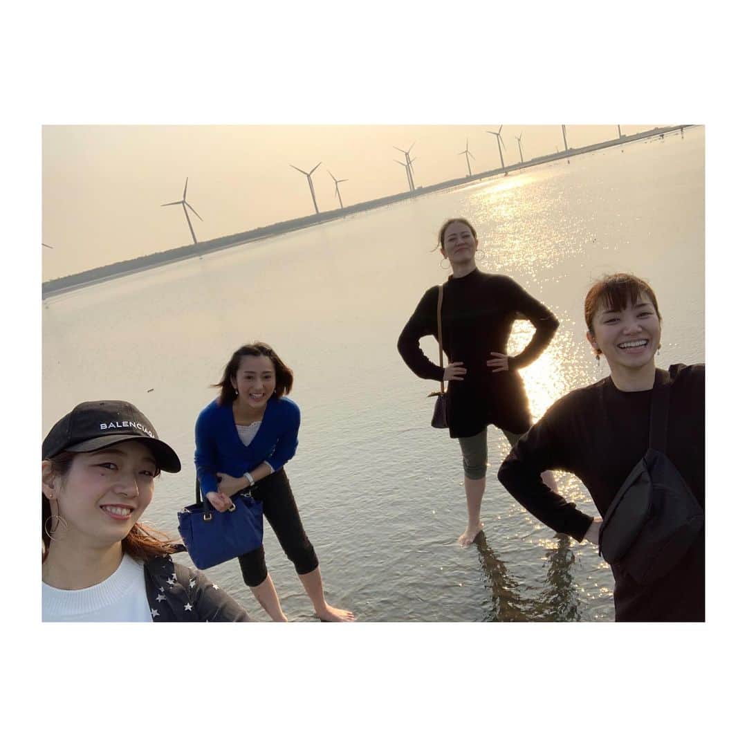 煌月爽矢のインスタグラム：「.﻿ .﻿ 先日、このメンバーで台湾に行ってきました！﻿ ﻿ ﻿ ここは台中の少し先にある『高美湿地』。﻿ 台湾のウユニ塩湖と呼ばれている場所。﻿ ﻿ ﻿ 辿り着けた達成感と、このメンバーで異国の地でのんびり出来て最高に幸せでした。﻿ ﻿ ﻿ 詳細は全てブログの方で。。。﻿ ﻿ ﻿ #3人とも超可愛い後輩ちゃん﻿ #去年からずっと決めてた旅﻿ #わかばは元気じゃない時がない！﻿ #最強のムードメーカー﻿ #プラスのオーラ出まくってるからいつも一緒にいて元気になる﻿ #ひかるはしっかりしているようでしてないようで﻿ #でもしてる！﻿ #弟キャラ愛おしす﻿ #皆の弟﻿ #さつきはこの美貌でキャラがサバッサバ﻿ #最強のギャップ萌え﻿ #顔もサイズ感もキャラも全部可愛すぎてビビる」