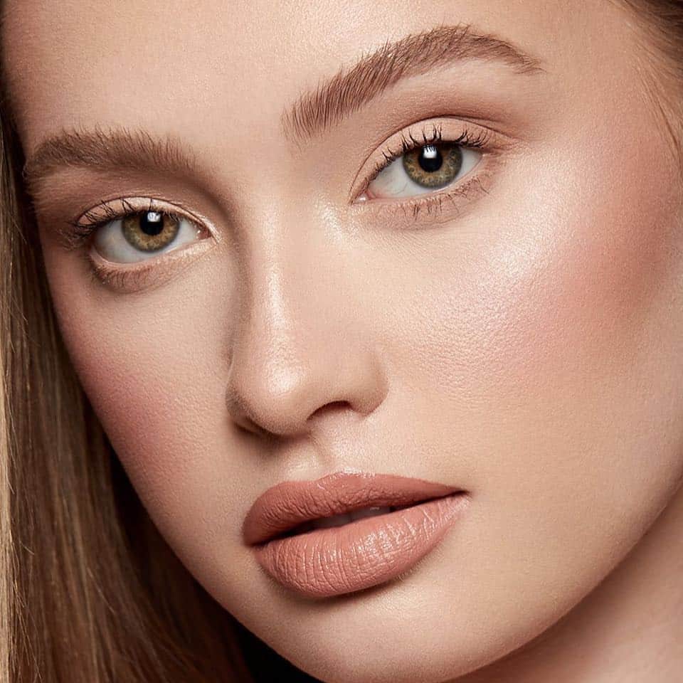 Kylie Cosmeticsさんのインスタグラム写真 - (Kylie CosmeticsInstagram)「Soft spring glam! 🌸 beautiful look created using some of our spring must-haves, including our skin concealer, blush and setting powders. tap for details 💕」3月23日 22時30分 - kyliecosmetics