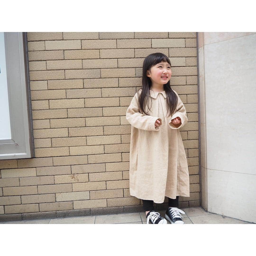 Kyooonさんのインスタグラム写真 - (KyooonInstagram)「﻿ TT体操～🤸🏻‍♀️﻿ お笑いとか全然見ないのに保育園でいろいろ覚えてきて面白い😂おかげで英語のTも覚えた😂👏﻿ 家でもずっとやってる🏠﻿ ﻿ ﻿ 先日私と次女が買い物をしている間に、プリキュアの映画を長女とパパふたりで観てたんだけど、楽しかったのかと思ったら長女は私と次女が何をしてるのか気になって仕方なかったらしく途中から集中力がきれっきれだったらしい🤫🤭﻿ 今度は次女をパパにお願いして一緒に観に行こう☺️💓﻿ ﻿ ﻿ ワンピースは安定の @merci317﻿ 後ろのデザインも可愛い♡♡﻿ #4歳#4歳10ヶ月#韓国子供服#キッズコーデ﻿ ﻿ ﻿ ﻿ ﻿ ﻿」3月23日 22時36分 - fancykyon