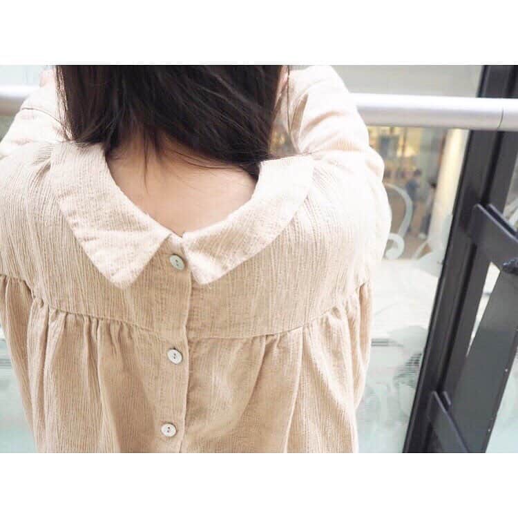 Kyooonさんのインスタグラム写真 - (KyooonInstagram)「﻿ TT体操～🤸🏻‍♀️﻿ お笑いとか全然見ないのに保育園でいろいろ覚えてきて面白い😂おかげで英語のTも覚えた😂👏﻿ 家でもずっとやってる🏠﻿ ﻿ ﻿ 先日私と次女が買い物をしている間に、プリキュアの映画を長女とパパふたりで観てたんだけど、楽しかったのかと思ったら長女は私と次女が何をしてるのか気になって仕方なかったらしく途中から集中力がきれっきれだったらしい🤫🤭﻿ 今度は次女をパパにお願いして一緒に観に行こう☺️💓﻿ ﻿ ﻿ ワンピースは安定の @merci317﻿ 後ろのデザインも可愛い♡♡﻿ #4歳#4歳10ヶ月#韓国子供服#キッズコーデ﻿ ﻿ ﻿ ﻿ ﻿ ﻿」3月23日 22時36分 - fancykyon
