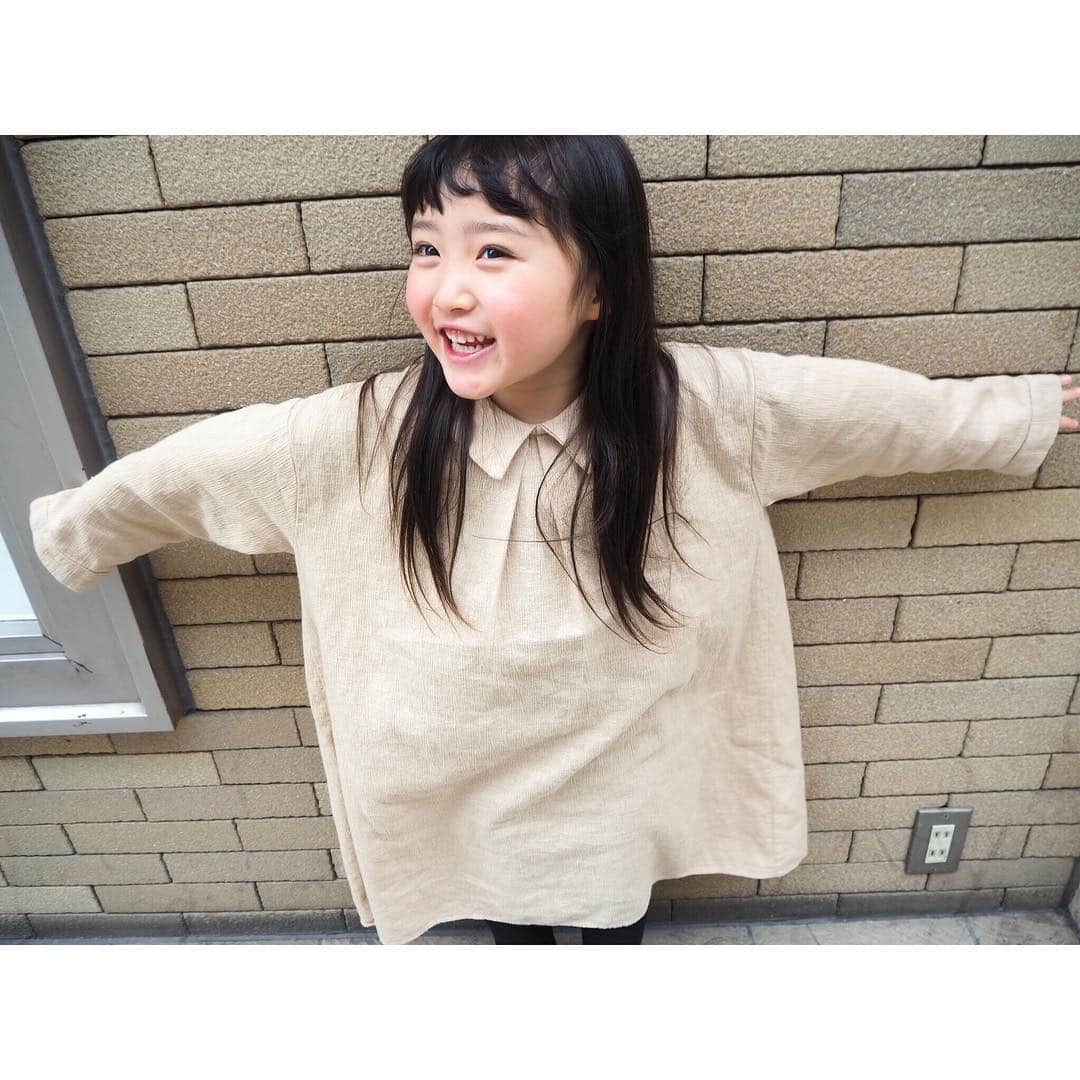 Kyooonさんのインスタグラム写真 - (KyooonInstagram)「﻿ TT体操～🤸🏻‍♀️﻿ お笑いとか全然見ないのに保育園でいろいろ覚えてきて面白い😂おかげで英語のTも覚えた😂👏﻿ 家でもずっとやってる🏠﻿ ﻿ ﻿ 先日私と次女が買い物をしている間に、プリキュアの映画を長女とパパふたりで観てたんだけど、楽しかったのかと思ったら長女は私と次女が何をしてるのか気になって仕方なかったらしく途中から集中力がきれっきれだったらしい🤫🤭﻿ 今度は次女をパパにお願いして一緒に観に行こう☺️💓﻿ ﻿ ﻿ ワンピースは安定の @merci317﻿ 後ろのデザインも可愛い♡♡﻿ #4歳#4歳10ヶ月#韓国子供服#キッズコーデ﻿ ﻿ ﻿ ﻿ ﻿ ﻿」3月23日 22時36分 - fancykyon