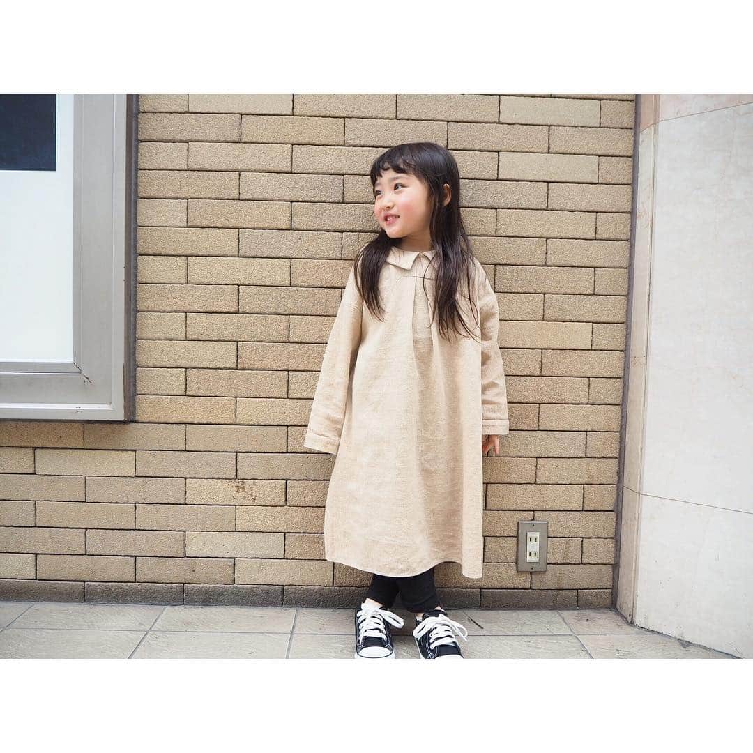 Kyooonさんのインスタグラム写真 - (KyooonInstagram)「﻿ TT体操～🤸🏻‍♀️﻿ お笑いとか全然見ないのに保育園でいろいろ覚えてきて面白い😂おかげで英語のTも覚えた😂👏﻿ 家でもずっとやってる🏠﻿ ﻿ ﻿ 先日私と次女が買い物をしている間に、プリキュアの映画を長女とパパふたりで観てたんだけど、楽しかったのかと思ったら長女は私と次女が何をしてるのか気になって仕方なかったらしく途中から集中力がきれっきれだったらしい🤫🤭﻿ 今度は次女をパパにお願いして一緒に観に行こう☺️💓﻿ ﻿ ﻿ ワンピースは安定の @merci317﻿ 後ろのデザインも可愛い♡♡﻿ #4歳#4歳10ヶ月#韓国子供服#キッズコーデ﻿ ﻿ ﻿ ﻿ ﻿ ﻿」3月23日 22時36分 - fancykyon