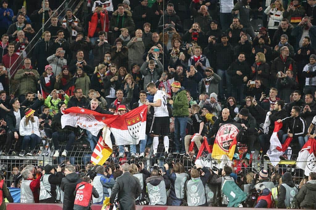 ルーカス・ポドルスキさんのインスタグラム写真 - (ルーカス・ポドルスキInstagram)「The best fans ever, Cologne with Germany! 🇩🇪🐐 #effzeh #dfb #LP10 🙌🏻💪🏻」3月23日 22時45分 - lukaspodolski