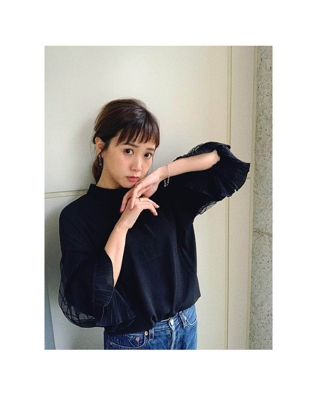 田中里奈さんのインスタグラム写真 - (田中里奈Instagram)「今日は寒かったねーーー！﻿ 皆さま、もうお家であったかく過ごしてるかな？﻿ ﻿ ・トップス… @fifth_store ／#チュールスリーブラッフルカフスブラウス ﻿ ・アクセサリー…﻿﻿﻿﻿@latia.official ﻿ ・デニム…used ・パーカー…@ronhermanstore﻿ ・トレンチコート…@ciroi_official﻿ ・バッグ…@marrow_japan ﻿ 足元素足でパンプス。こんな薄着で出かけて今日ばかりは少しばかり後悔…！﻿ 最近春っぽい暖かい日が続いて完全に油断してた😂 みんなも風邪ひかないようにne。﻿ ﻿ あ、そうだ❗️4月の6日(土)7日(日)は渋谷でLATIAのPOP UP SHOPをやるので皆さまメモメモよろしくお願いします💛﻿ ゆるりとお喋りしましょ〜﻿ ﻿﻿﻿ #fifth #fifthtl #フィフス #rina_outfit #ootd ﻿﻿﻿ ﻿ 〝考える〟ってなんだろう。いつも助けてくれるはずの思考と経験が、時に邪魔することもある。﻿ ﻿﻿﻿﻿」3月23日 22時38分 - tanakaofficial