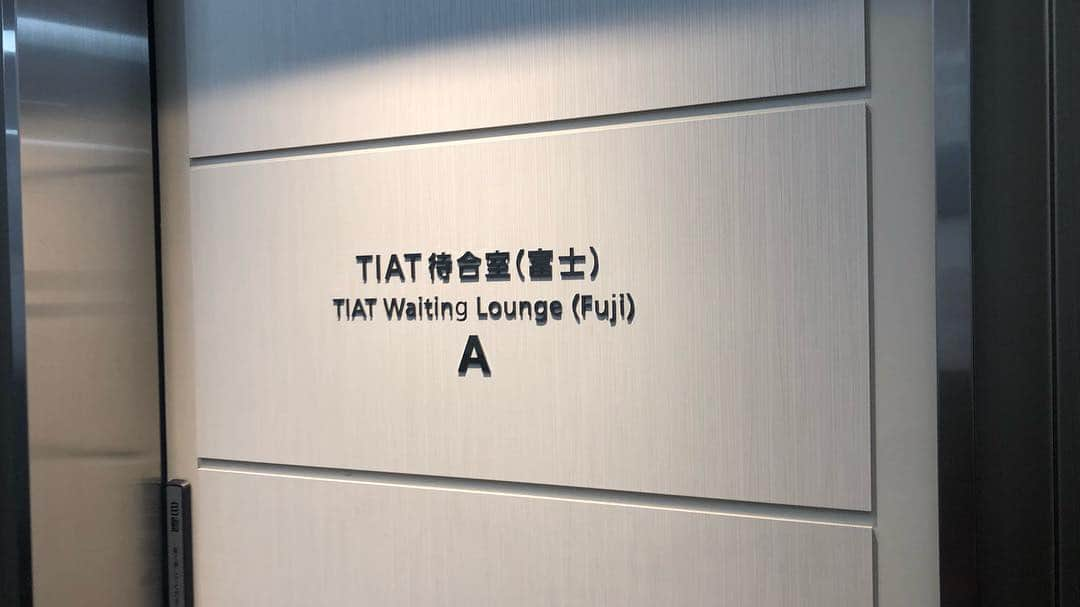 歩りえこさんのインスタグラム写真 - (歩りえこInstagram)「本日は羽田空港でイベント 「もっと！海外へ2019 ～羽田から世界へ～」キャンペーンが開催されました♪  #羽田空港 #もっと海外へ2019 #羽田から世界へ #イベント #トークショー #国際線ターミナル #歩りえこ﻿」3月23日 22時40分 - riekoayumi