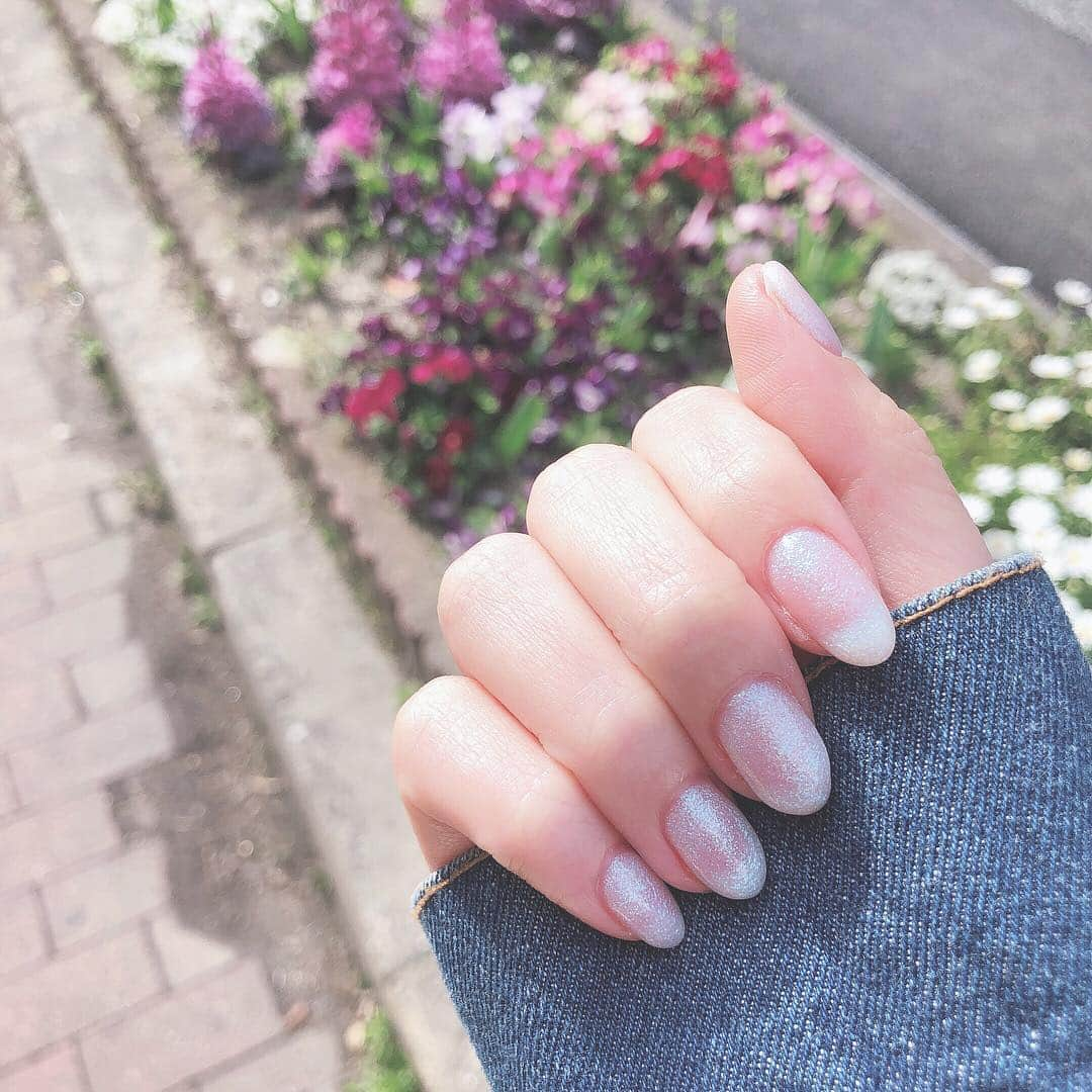 冨吉明日香さんのインスタグラム写真 - (冨吉明日香Instagram)「#newnail #❤︎ . . 毎回ワンカラーでシンプルにするけど アイドルとして最後輝けるように キラキラにしてもらいました☺︎ 写真じゃ伝わらなくて悲しいけど 大粒のラメでかわいい〜〜」3月23日 22時41分 - tomiyoshi_920