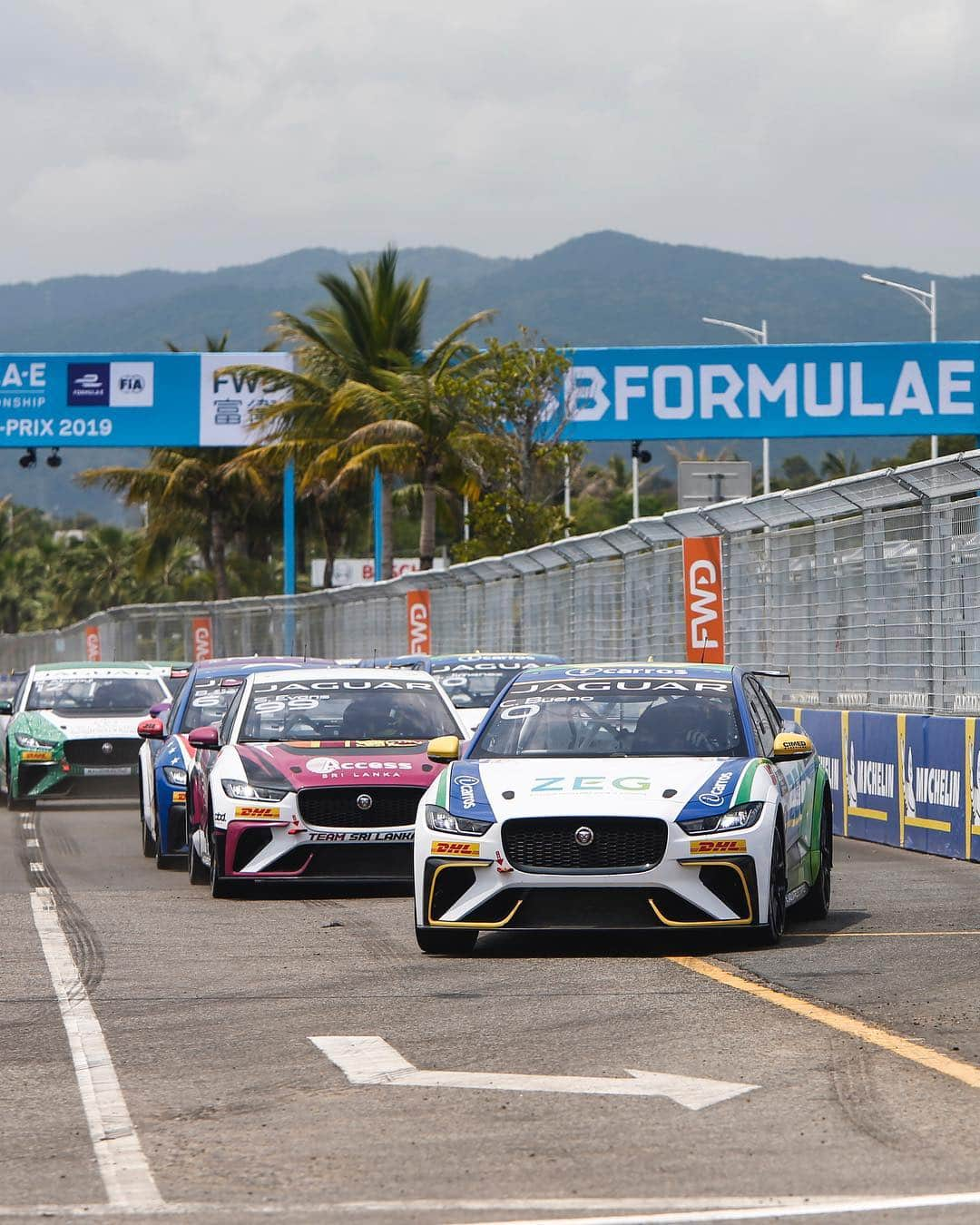 Jaguarさんのインスタグラム写真 - (JaguarInstagram)「Take a look back at the @JaguarRacing #IPACE #eTROPHY and @FIAFormulaE race highlights from a hot and humid #SanyaEPrix. #JaguarElectrifies #ABBFormulaE #ElectricRacing #Sanya #China #ITYPE3」3月23日 22時42分 - jaguar