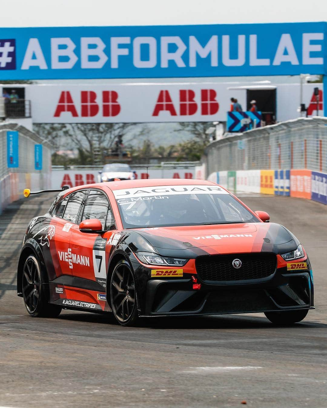 Jaguarさんのインスタグラム写真 - (JaguarInstagram)「Take a look back at the @JaguarRacing #IPACE #eTROPHY and @FIAFormulaE race highlights from a hot and humid #SanyaEPrix. #JaguarElectrifies #ABBFormulaE #ElectricRacing #Sanya #China #ITYPE3」3月23日 22時42分 - jaguar