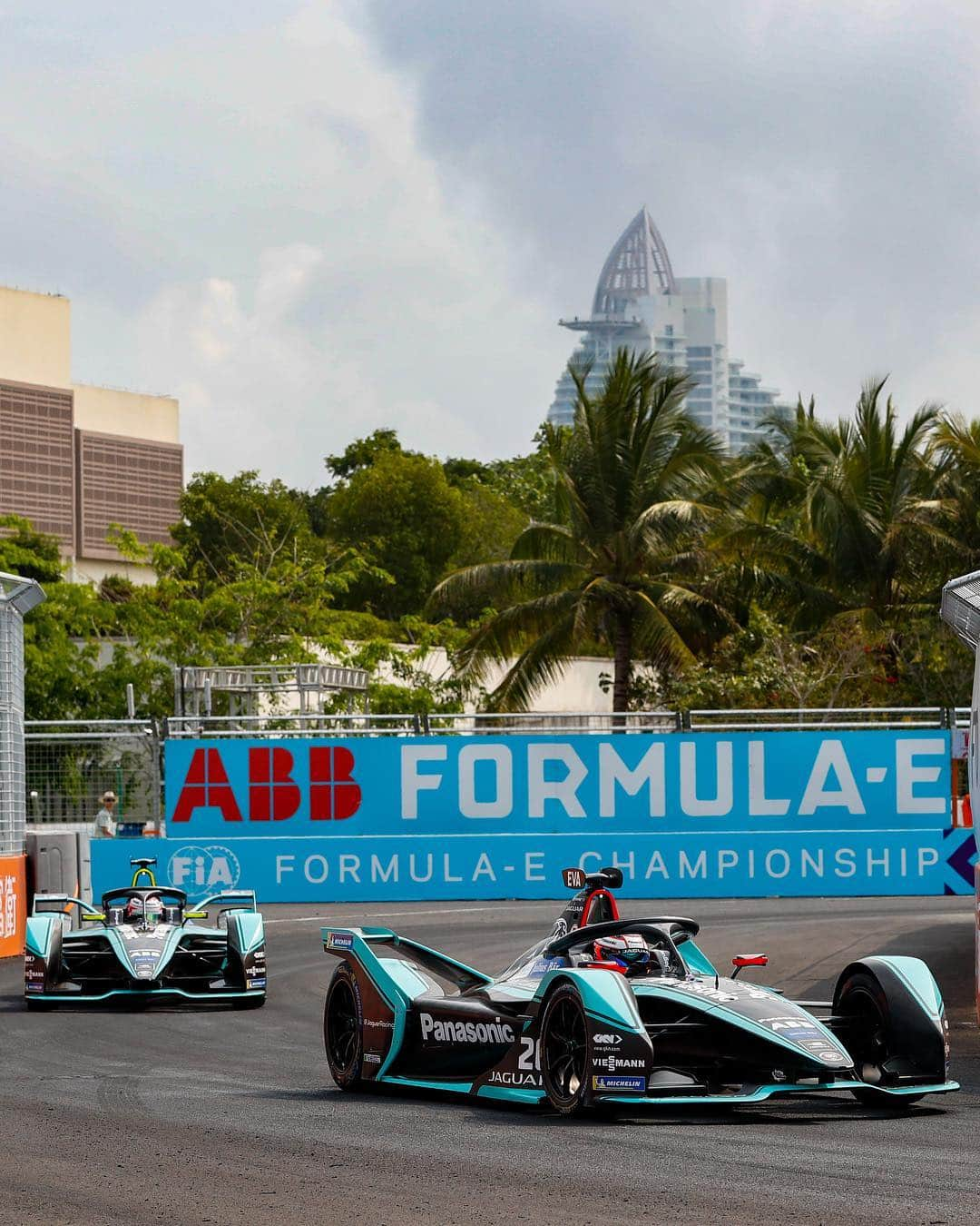 Jaguarさんのインスタグラム写真 - (JaguarInstagram)「Take a look back at the @JaguarRacing #IPACE #eTROPHY and @FIAFormulaE race highlights from a hot and humid #SanyaEPrix. #JaguarElectrifies #ABBFormulaE #ElectricRacing #Sanya #China #ITYPE3」3月23日 22時42分 - jaguar