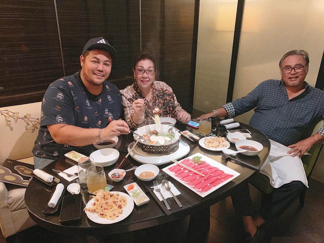Ivan Gunawanさんのインスタグラム写真 - (Ivan GunawanInstagram)「. " spending my saturday night with my mom @ernagunawan2 and dad @bamfasdip , took dinner in AOKI Japanese Cuisine at @granmahakamhotel . Such a delicious dishes and very recommended place for dinner, while experiencing the style and private ambience. . . #hotelgranmahakam #granmahakamhotel #aokijapanesecuisine」3月23日 22時55分 - ivan_gunawan