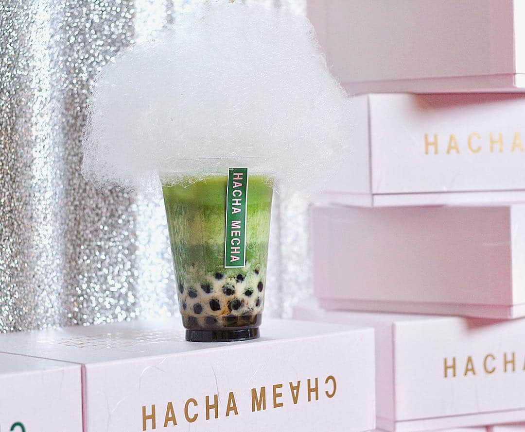 のインスタグラム：「🍹💕 ・ NEW OPENの #タピオカ専門店 #ハチャメ茶 @hachamecha_official さっそく行ってきました😍💕 ・ かわいいーーー❤️ 上に乗ってるのは #わたあめ ✨ そのまま食べてもいいし 溶かして飲んでも美味しいんだって😋💗 ・ #キャットストリート #原宿 #タピオカ巡り #タピ活 #カフェ #和 #タピオカ」