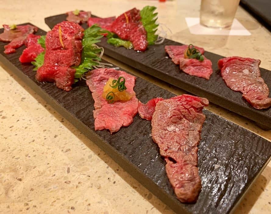 亀田興毅さんのインスタグラム写真 - (亀田興毅Instagram)「先日 我が肉の師匠歩く肉塊ことフォーリンデブはっしーさんと美しき雌牛いや、美女が二人降臨しての肉会。美女達の名はあいのりで一世風靡し人気ブロガーの桃ちゃんと、美人すぎるビール売り子として話題になり多岐に渡って大活躍の おのののかちゃん。そしてこの肉会が開催されたのは肉割烹の「格之進82」。82というのは牛の部位が全部で82ヶ所あるところから店名に。肉割烹だけあって一品一品細かくこだわり 神は細部に宿るといったところか。今回も旨くて楽しい肉会であった。 食べログ3.06 かめログ3.72  #肉会 #格之進グループ #格之進82 #食べログ #かめログ #肉王への道 #フォーリンデブはっしー #桃 #あいのり #おのののか #亀田興毅 #カリスマ #仕上がってる #いききってる #はっしーさんご馳走様でした #まもなく #有吉反省会 #姫が出演 #日本テレビ #23時30分から放送」3月23日 22時52分 - kokikameda