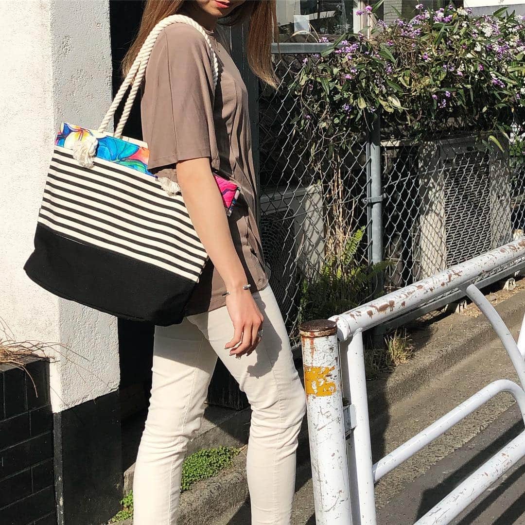 のインスタグラム：「🌺 GWに向けて💕 春の新作 #ロープボーダートートバッグ がおすすめ😊✨ ・ 大きめサイズでアート×ボーダーがお洒落💜 ・ Colleen Wilcox本人もビーチに行く時にI/OASを愛用中！ ・ さらに只今 #楽天 サイトにて #お買い物マラソン セールSTARTしております😍 ・ ・ 今ならポイントも10倍でクーポンも使えてお得✨ ・ ぜひお見逃しなく💓 @laleia_official  @colleenwilcoxgallery_jp  #colleen#colleenwilcox#art#hawaii#aloha#surf#beach#fashion#laleia#ハワイ#フォトジェニック#インスタ映え#インスタ女子#アロハ#ビーチ#春#新作#海を感じる雑貨#ラレイア#ギフト#プレゼント#アート#ビーチガール#サーフスタイル#大人カジュアル#バッグ」
