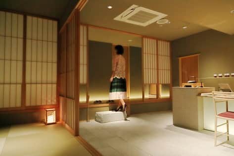 廣瀬規子のインスタグラム：「先日、ラジオでもご紹介させていただいたのですが（はい、まだ細々月1でコーナーやらせてもらってますw） * 知る人ぞ知る、銀座の隠れ家サロン。 とにかく素晴らしく、心と体をリセットするっとこういう事なのかしら？？？と。 * とにかく読んで頂けたら嬉しいです。 素晴らしさを伝えたくて私なりの表現で書いたけど。。。 伝わるかな。。？？？伝えたい！ * #ブルームオーラザジャーニー  #七感を感じさせる旅 #銀座 #隠れ家サロン #占いより占い #美容 #スッキリ #記事はプロフィールリンクから」