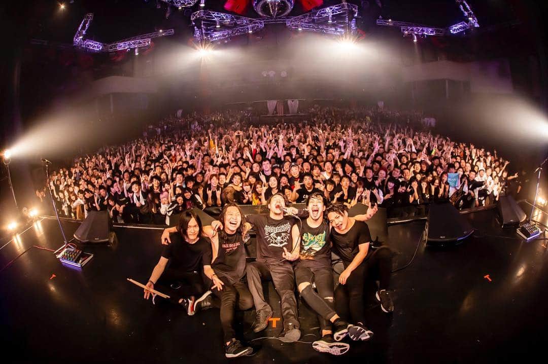 のインスタグラム：「Thanks to everyone who came out to see our show on the AGAINST THE ODDS tonight in Tokyo! It was INCREDIBLE!! See you all on the HELIX ONEMAN JAPAN TOUR 2019 next month!! 📷: @taka_tallman  #CrystalLake #AgainstTheOdds」