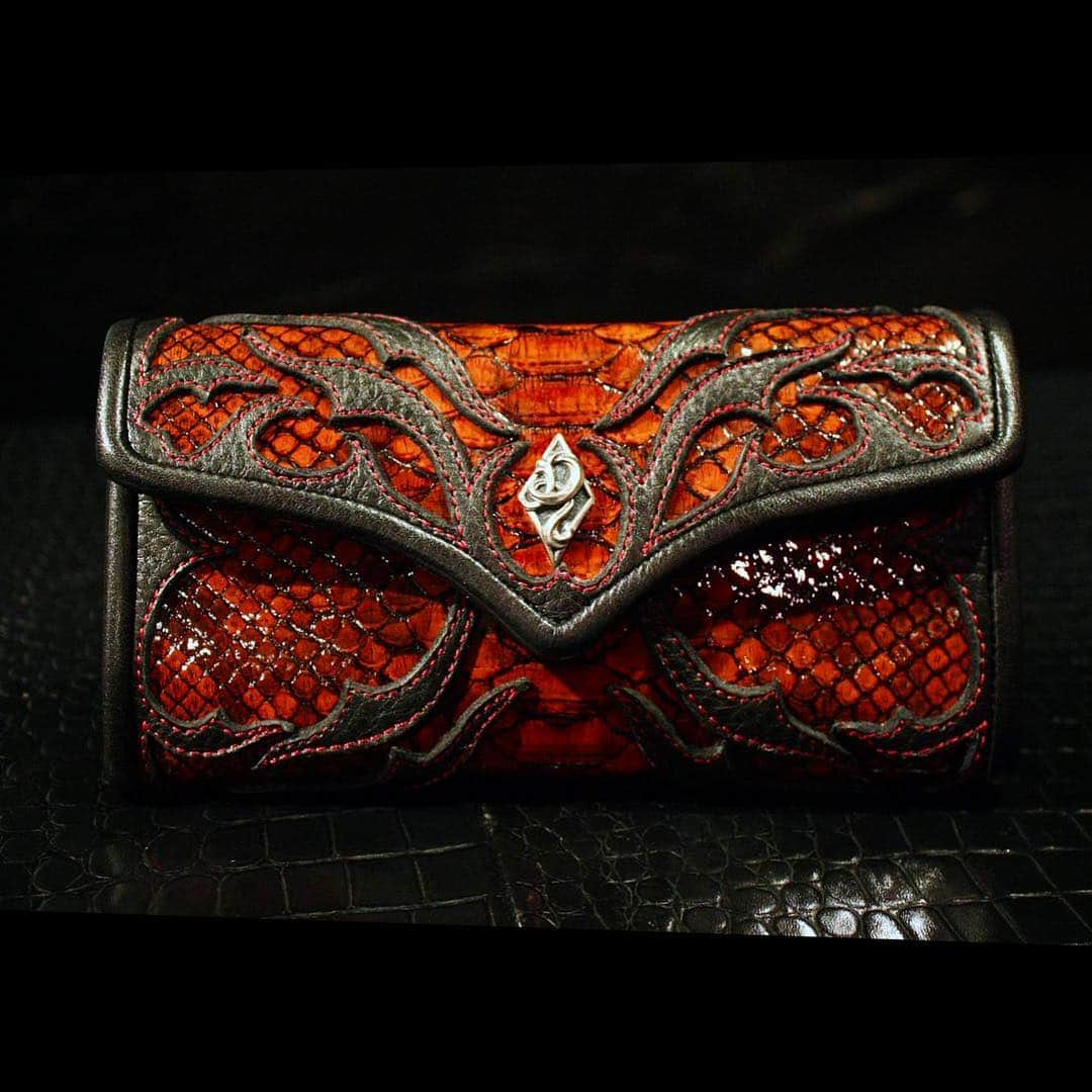 リザード・ヘッドさんのインスタグラム写真 - (リザード・ヘッドInstagram)「This wallet is beautifully decorated with python and leather frames Junji Sivata did design and production  #leather #leathercraft #wallet #gothic #inlay #rizardhead #madeinjapan #python #silveraccessory #leatherwallet #design #リザードヘッド」3月23日 23時01分 - rizardhead