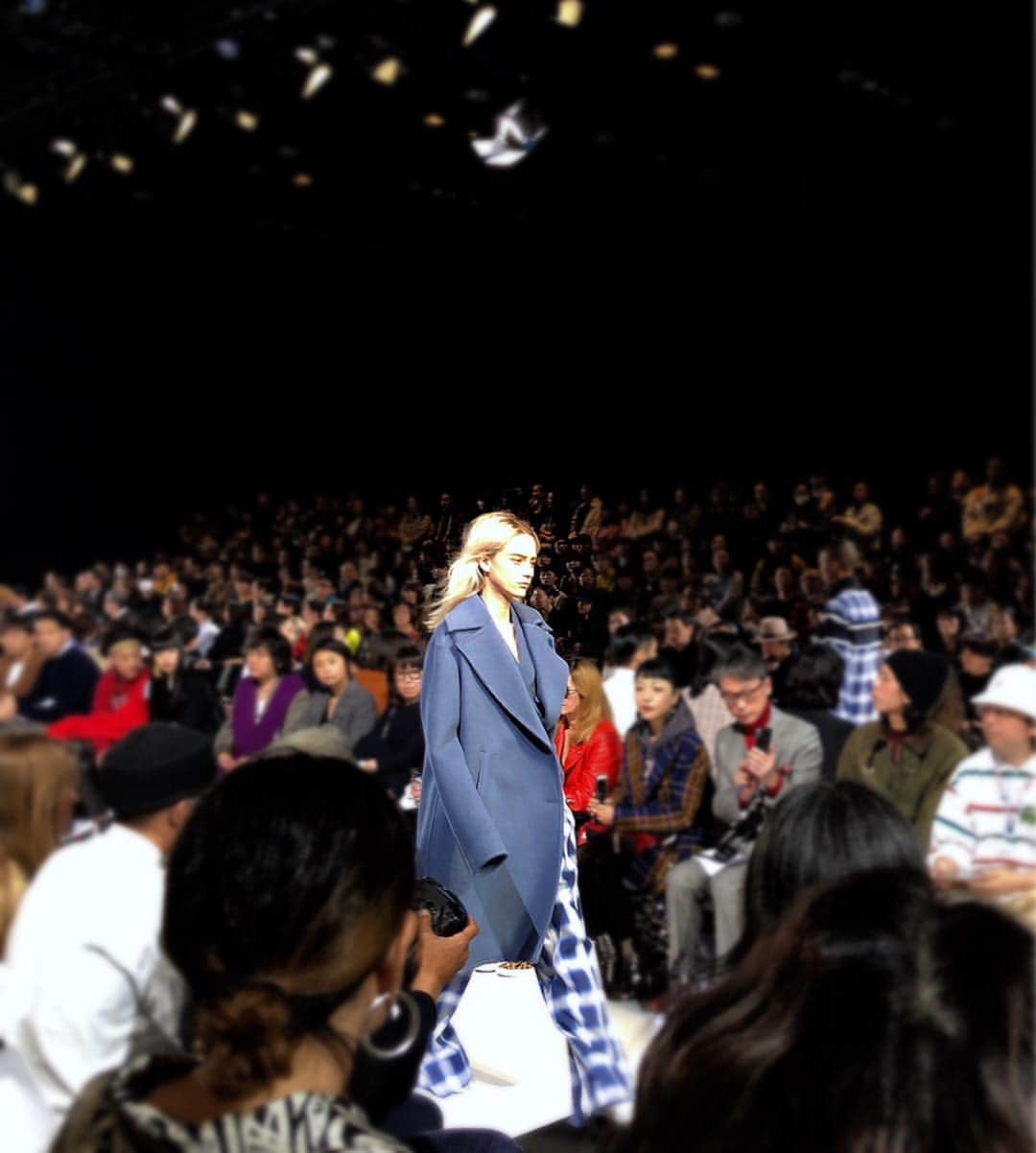 eclat.magazineさんのインスタグラム写真 - (eclat.magazineInstagram)「開催中の東京ファッションウィーク。海外メディアを始め多くのカメラとジャーナリストが見守る中、 TOKYO FASHION AWARD 2019を受賞した「CINOH 」初のランウェイショーが最高でした👏👏👏 . とくに惹かれたのはレディス、メンズともに出ていたブルーグレイのコートのルック。 個人的には CINOHを着ている男性、かなりツボです。(副編 K沢) .  @cinoh_official  #cinoh  #amazonfashionweek #amazonfashionweektokyo #tokyofashionweek #amazonfwt #2019aw #東京ファッションウィーク #東コレ #東京コレクション」3月23日 23時01分 - eclat.magazine