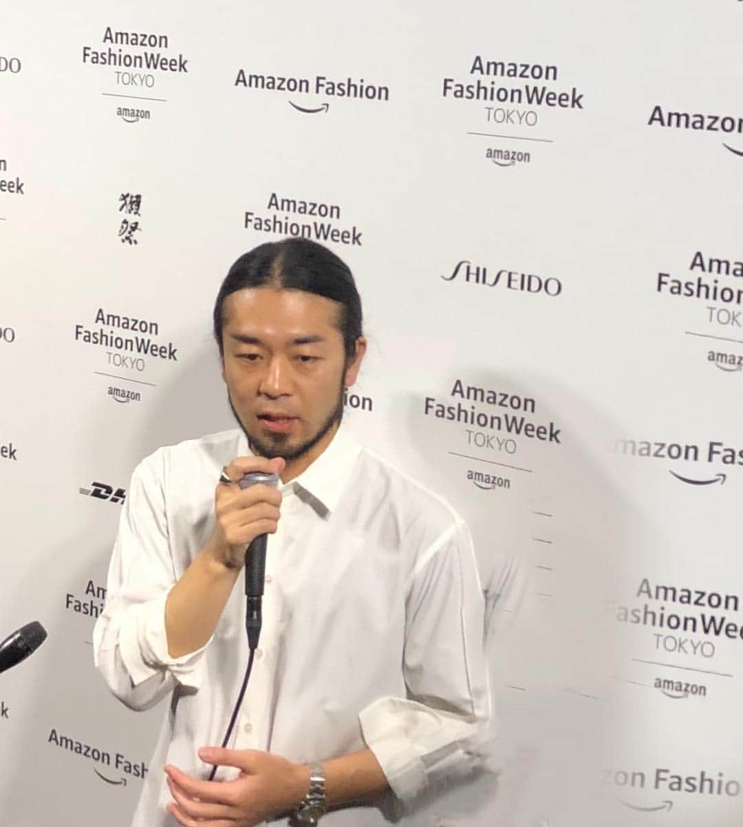 eclat.magazineさんのインスタグラム写真 - (eclat.magazineInstagram)「開催中の東京ファッションウィーク。海外メディアを始め多くのカメラとジャーナリストが見守る中、 TOKYO FASHION AWARD 2019を受賞した「CINOH 」初のランウェイショーが最高でした👏👏👏 . とくに惹かれたのはレディス、メンズともに出ていたブルーグレイのコートのルック。 個人的には CINOHを着ている男性、かなりツボです。(副編 K沢) .  @cinoh_official  #cinoh  #amazonfashionweek #amazonfashionweektokyo #tokyofashionweek #amazonfwt #2019aw #東京ファッションウィーク #東コレ #東京コレクション」3月23日 23時01分 - eclat.magazine