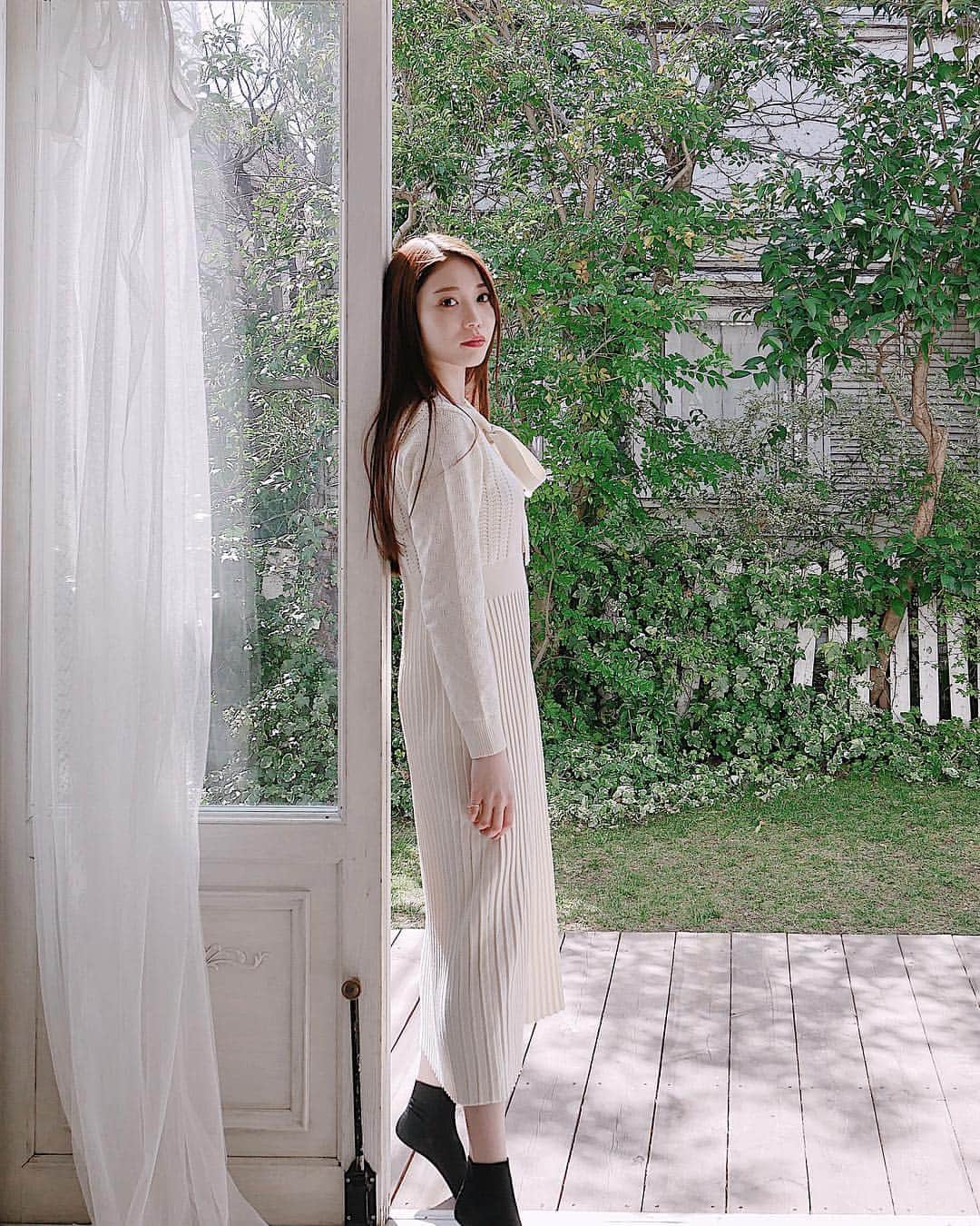 のインスタグラム：「先日のとある撮影でのオフショット📷💗﻿ ﻿ お天気良くて日差しが気持ち良かった〜🌳🍃﻿ ﻿ 少し前まで髪と頭皮の乾燥がひどかったけど﻿ ﻿ 最近はスカルプDのオーガニックシャンプーで﻿ ﻿ だいぶ生き返ってきた気がします😌👏🎈﻿﻿ ﻿ 私の好きな洗い上がりきしまない系 #シャンプー です👌﻿﻿ ﻿ 泡がものすごい濃密でモコモコしてて更に良い香り💐﻿﻿ ﻿ #トリートメント は頭皮までパックできる仕様で﻿﻿﻿ さすが頭皮に特化したヘアケアブランドさんの﻿﻿ ﻿ シャンプートリートメントだなって印象でした👏﻿﻿ ﻿ このシャンプーは本当に推せます🧴オススメ💁‍♀️﻿﻿ ﻿ ﻿ ﻿ ﻿ @scalpdbeaute﻿﻿ #ヘアケア #オーガニック #オーガニックシャンプー #美容 #美容オタク #スカルプ #ヘアケア #アンファー #スカルプDオーガニック #ヘア #ロングヘア #ストレートヘア #髪 #髪の毛 #ヘアスタイル #撮影﻿ #organic #shampoo #treatment #pr #haircare #hair #hairstyle #longhair﻿ ﻿#straighthair #japanesegirl﻿ ﻿#instagoods #instabeauty﻿」