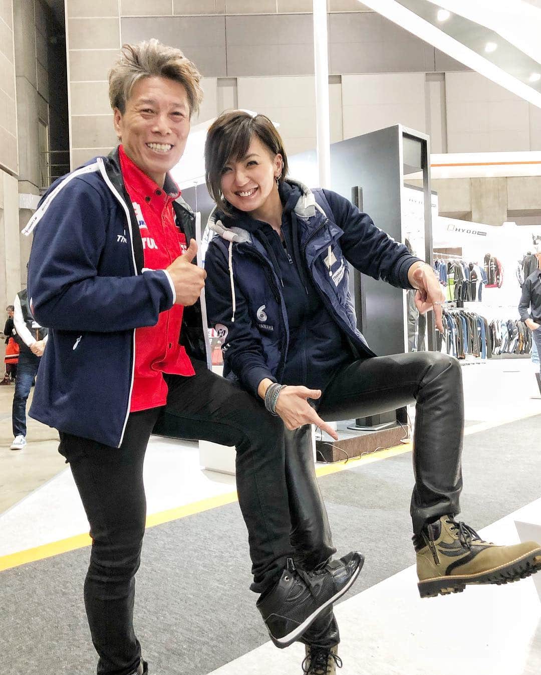 真矢さんのインスタグラム写真 - (真矢Instagram)「東京モーターサイクルショー2日目‼️ 今日はトークショー盛り沢山でした😆🎤‼️ レーシングライダー中須賀克行選手 スタントライダー小川裕之選手をゲストに迎えたトークショー🎤 たくさんの方にお集まり頂き、めっちゃくちゃ盛り上がりました🥰‼️ MCしてても、すっごい楽しかった😆✨‼️ 会いたい人達にも沢山会えました🥰 ENEOS現役時代からお世話になっている柿沼さん❤️ TEAM HOOTERS初年度のRQ、湊ゆうかちゃん❤️ 偶然出会えたDBファミリー加賀山就臣選手❤️ 超絶久々にあえたゆりえってぃ❤️ あとはぐぐちゃんにも会えたんやけど、写真だけ撮れてないので明日の最終日にリベンジ💪 明日は8耐トークショーとゲリラじゃんけん大会などの予定🎤 最終日も盛り上がって行きましょーーー😆🤟‼️‼️‼️ 中打上げは毎年恒例HOOTERSで、中須賀選手も小川選手も参加で大盛り上がりでした😆🤟‼️‼️‼️ ✴︎ ✴︎ #tokyomotorcycleshow #tokyobigsight #ofa #titaniumpower #babyface #talkshow #guest #katsuyukinakasuga #中須賀克行 #hiroyukiogawa #小川裕之 #specialthanks  @ogastunt @shota_ta_sho @sachiko_honey @yukio71kagayama @kazma71 @yuuka_minato」3月23日 23時02分 - smile_mayaya