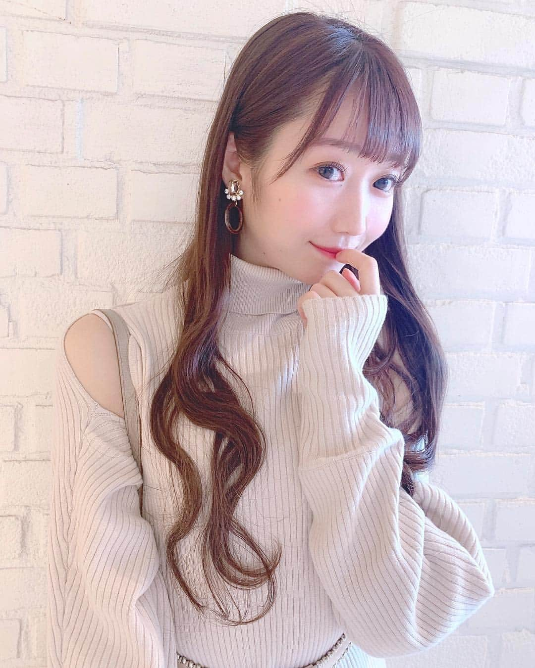 大谷映美里さんのインスタグラム写真 - (大谷映美里Instagram)「🍦🍨🍦🍨 ㅤㅤㅤㅤㅤㅤㅤㅤㅤㅤㅤㅤㅤ 質問多くいただいていたこのワンピは #milaowen のものです🐈 ㅤㅤㅤㅤㅤㅤㅤㅤㅤㅤㅤㅤㅤ ノースリーブニットワンピースに ボレロが付いていて、着ると肩がちらっと❤︎ ㅤㅤㅤㅤㅤㅤㅤㅤㅤㅤㅤㅤㅤ こういう大人っぽい格好も好きですか？？ ㅤㅤㅤㅤㅤㅤㅤㅤㅤㅤㅤㅤㅤ 明日はイオンモール幕張新都心にてミニ握手会です🌸 久しぶりの握手会✨どなたでもお待ちしていますね。 ㅤㅤㅤㅤㅤㅤㅤㅤㅤㅤㅤㅤㅤ #snidel #andlottie #ニットワンピ #みりにゃ服」3月23日 23時06分 - otani_emiri