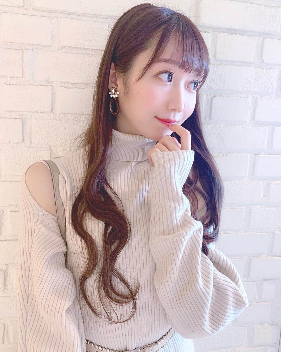 大谷映美里さんのインスタグラム写真 - (大谷映美里Instagram)「🍦🍨🍦🍨 ㅤㅤㅤㅤㅤㅤㅤㅤㅤㅤㅤㅤㅤ 質問多くいただいていたこのワンピは #milaowen のものです🐈 ㅤㅤㅤㅤㅤㅤㅤㅤㅤㅤㅤㅤㅤ ノースリーブニットワンピースに ボレロが付いていて、着ると肩がちらっと❤︎ ㅤㅤㅤㅤㅤㅤㅤㅤㅤㅤㅤㅤㅤ こういう大人っぽい格好も好きですか？？ ㅤㅤㅤㅤㅤㅤㅤㅤㅤㅤㅤㅤㅤ 明日はイオンモール幕張新都心にてミニ握手会です🌸 久しぶりの握手会✨どなたでもお待ちしていますね。 ㅤㅤㅤㅤㅤㅤㅤㅤㅤㅤㅤㅤㅤ #snidel #andlottie #ニットワンピ #みりにゃ服」3月23日 23時06分 - otani_emiri