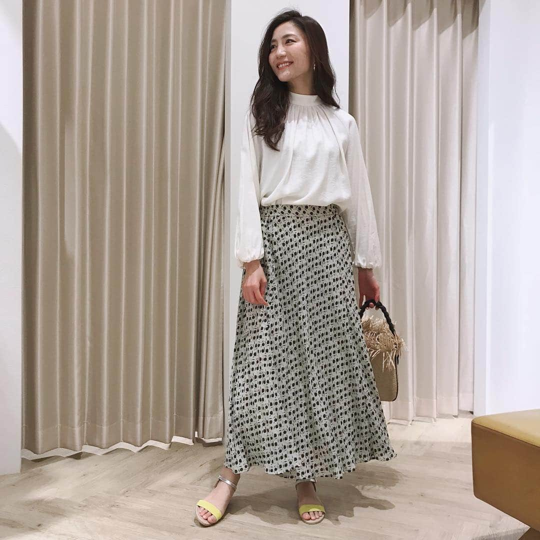 佐藤美央里さんのインスタグラム写真 - (佐藤美央里Instagram)「このデニムスカートとトップスは一目惚れしてお買い上げ💕 ⁑ 大人のオシャレと出会える @mjuka_official ✨ ブラウスやスカートなど、上質でスタイリッシュなアイテムがたくさん♫ ⁑ mozo１階 #mjuka 💕 #モゾ #モゾワンダーシティ #ファッション #デニムスカート #トップス #ブラウス #花柄スカート #大人カジュアル #ミューカ #コーデ #名古屋 #ショッピング #今日のコーデ #ファッション好きな人と繋がりたい #mozo #mozoワンダーシティ #fashion #instagood #ig_japan #shopping #cordinate #ootd #outfit #model #denim #skirt #mylife #japanese」3月23日 23時07分 - miori_sato14