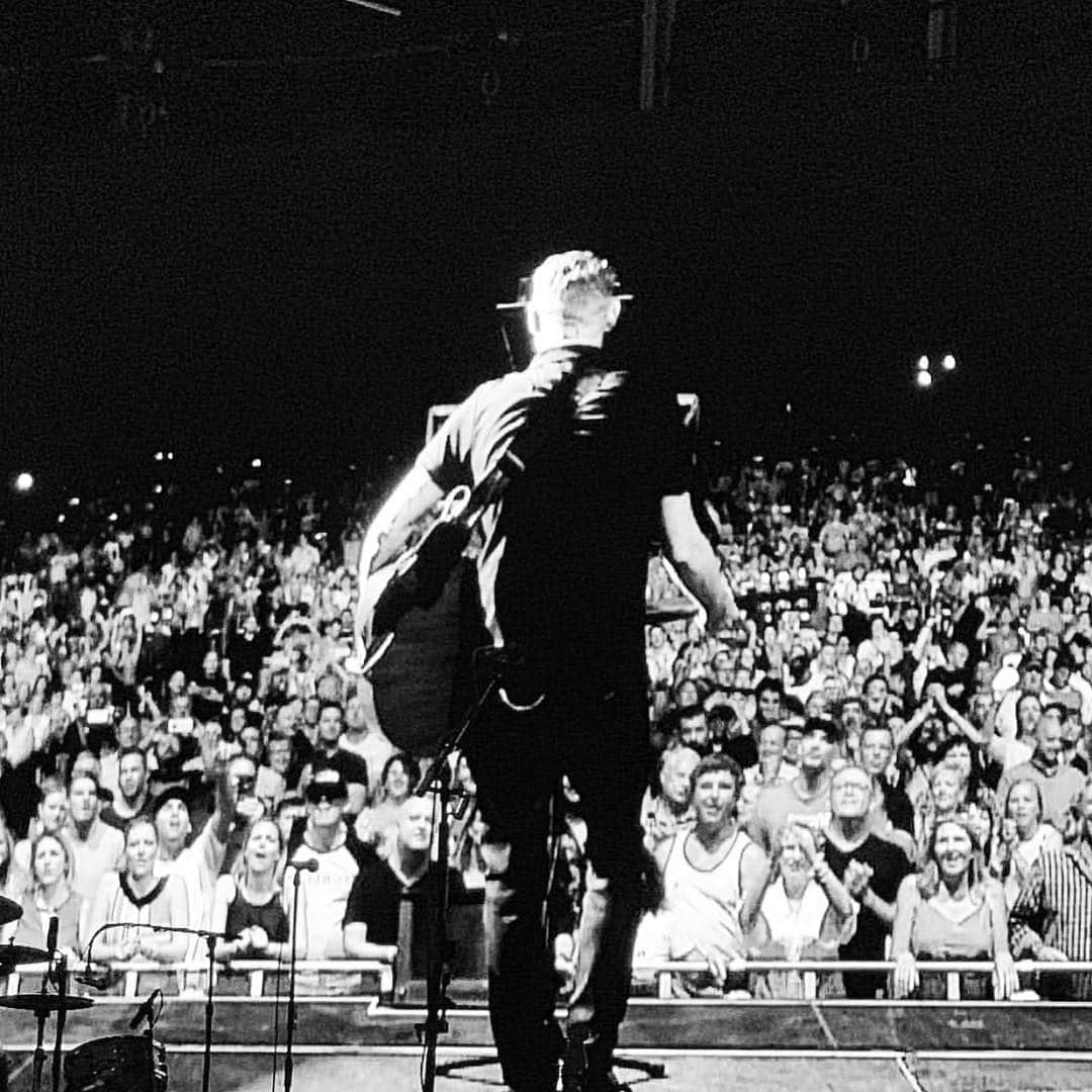 ブライアン・アダムスのインスタグラム：「Great night in Hunter Valley, Bimbadgen, Australia, cut slightly short by a massive electrical storm. Hope everyone was safe and managed to get some shelter. ‪For those that bought the new CD at the Bimbadgen performance and we’re unable to have it signed due to the storm, if you have tickets to tonight’s show at the Sydney ICC, your wristband or ticket from last night’s gig WILL allow you admission to tonight’s after show signing.‬ #bryanadamsshinealight」