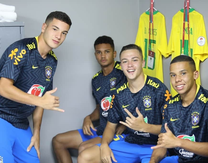 サッカー ブラジル代表チームさんのインスタグラム写真 - (サッカー ブラジル代表チームInstagram)「Os bastidores da vitória! #SeleçãoSub17 estreou ontem no Sul-Americano Sub-17 e venceu o Paraguai por 3 a 2.🇧🇷⚽📸 Fotos: Marcos Paulo Rebelo/CBF」3月23日 23時15分 - cbf_futebol