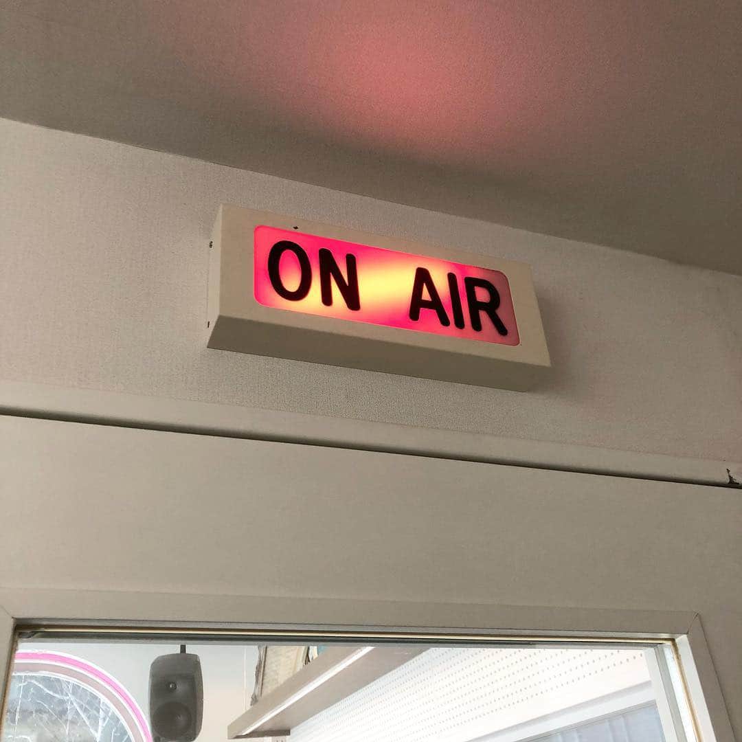 秋山かれんのインスタグラム：「今日は最後のラジオ📻 2年半ひたすら大好きなアイドル、音楽を流させてもらって本当に楽しかった、、、 読みきれぬほどのメッセージ、ありがとうございました！！！！！#lovefm」