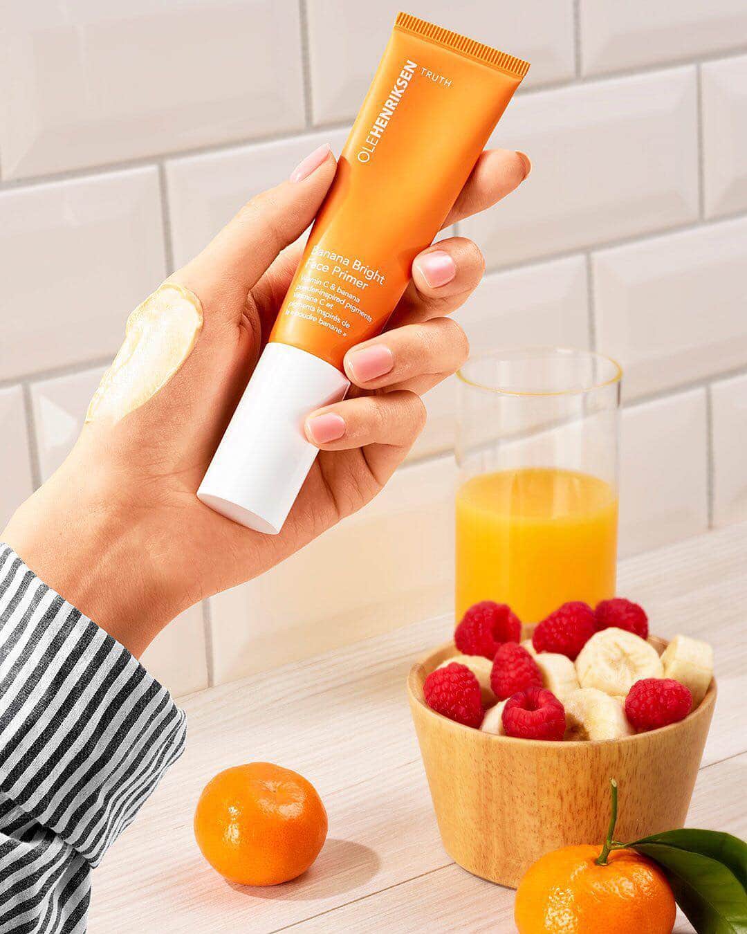 のインスタグラム：「All part of a balanced breakfast 🍌🍊🥄 @OLEHENRIKSEN’s new, vitamin-C packed Banana Bright Face Primer instantly blurs imperfections, visibly brightens skin, and extends makeup wear. Wear it alone, under makeup, or mix it in with foundation for a healthy-looking glow 💫」