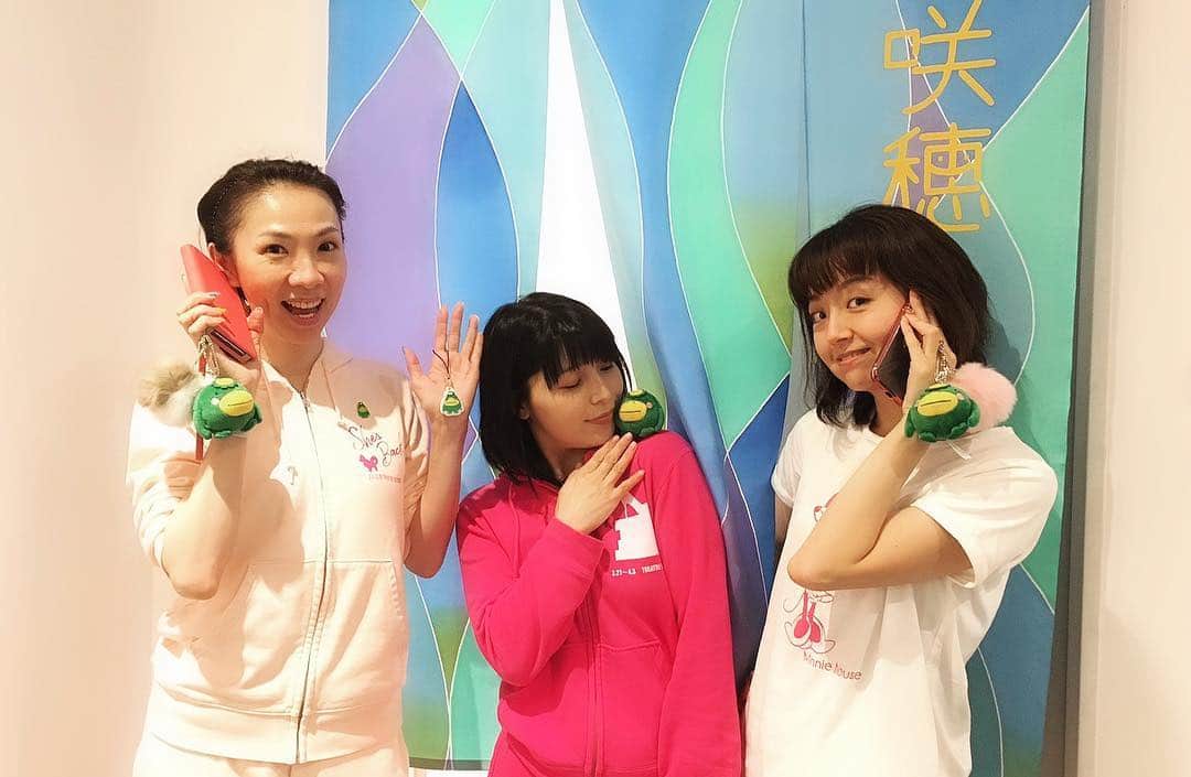 のインスタグラム：「ミュージカル『キューティー・ブロンド』久留米公演1日目、ありがとうございました🎀  豪華で素敵なホール...！ お客さんもとても温かく、カーテンコールでは何度も呼んで下さり嬉しかったです✨  初めての久留米ですが、ラーメンも美味しくて大満足💕  明日もくるっぱと一緒にがんばります🥒  #キューティブロンド #久留米シティプラザ  #樹里咲穂 さん #木村花代 さん #くるっぱ」