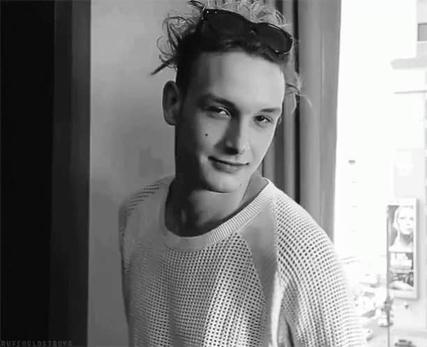 のインスタグラム：「It’s not living if it’s not with @bedforddanes75 of @the1975! From drumming to co-producing, George Daniel consistently takes us on a musical journey through his talents of writing and composition. We hope you have a fantastic birthday 🎉⁣⠀ .⁣⠀ .⁣⠀ .⁣⠀ #altpress #ap #alternativepress #iamap #georgedaniel #the1975」